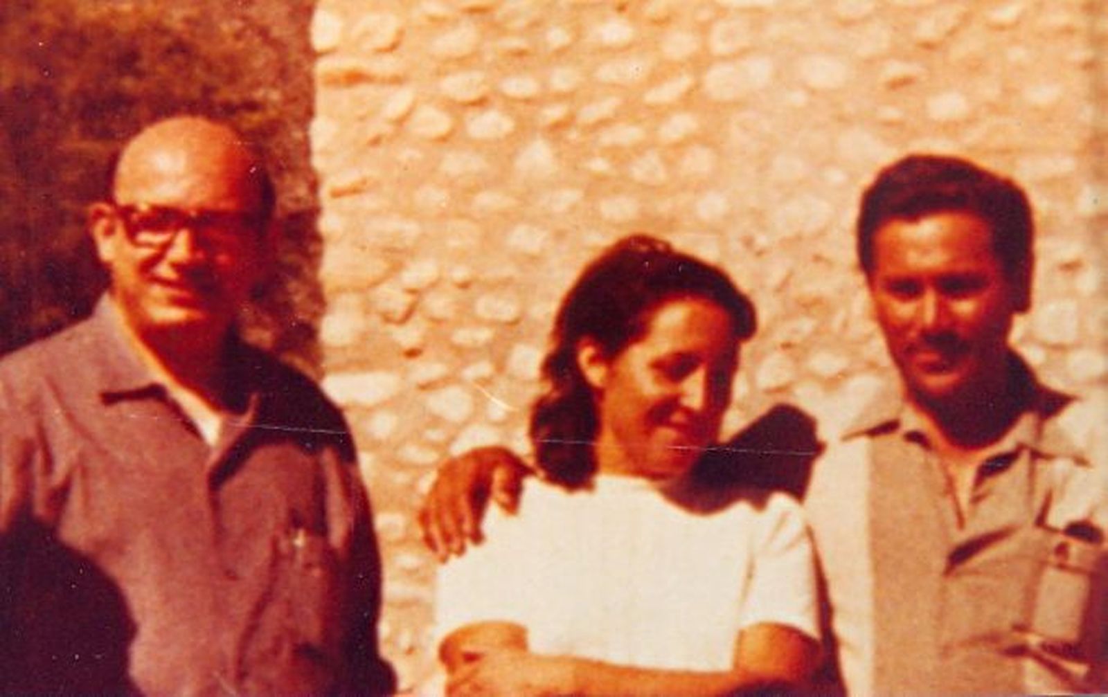 De izquierda a derecha, el obispo Angelelli, Martha Ramona Cornejo y su esposo, Wenceslao Pedernera