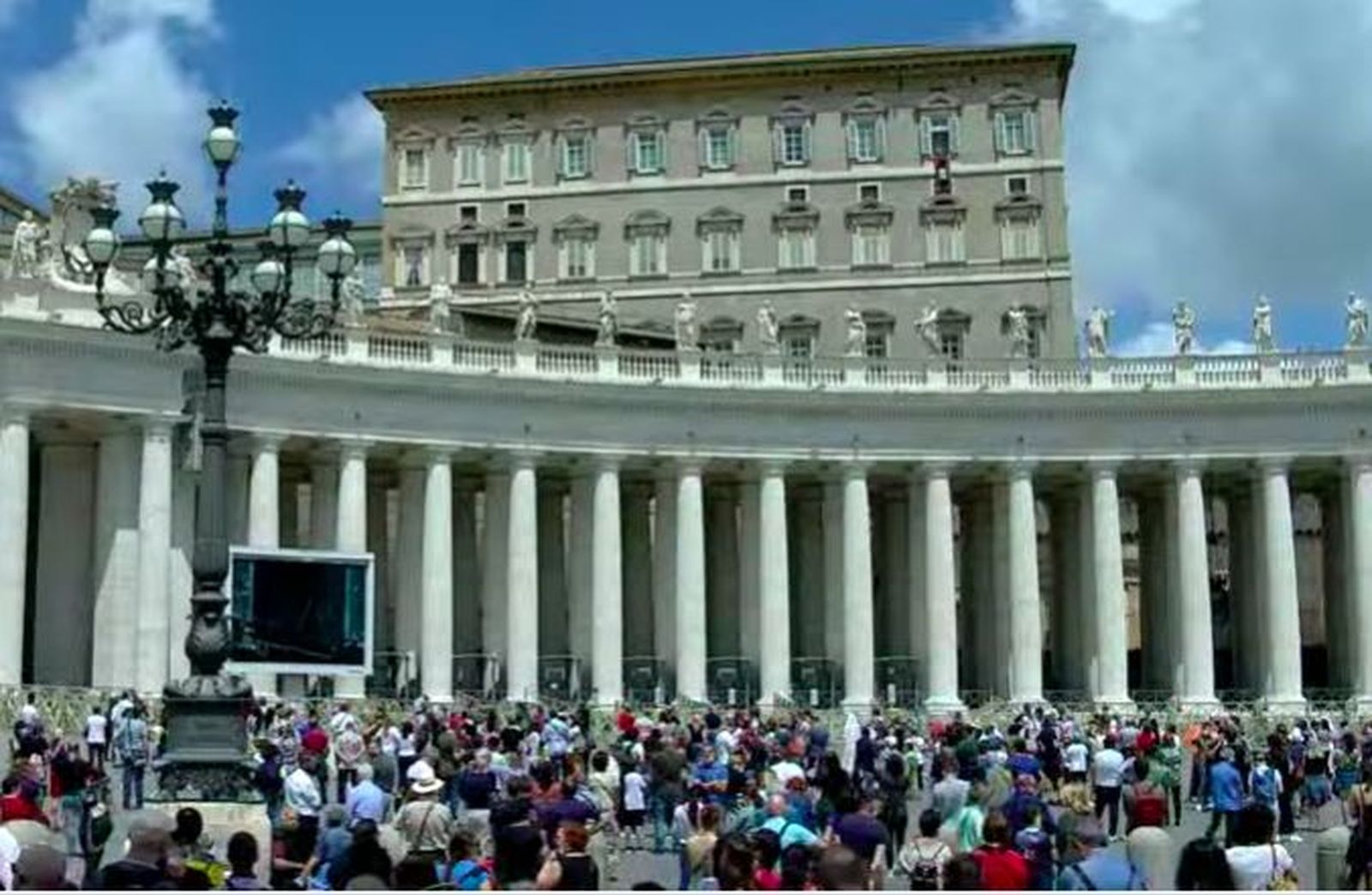 Centenares de fieles, esperando al Papa