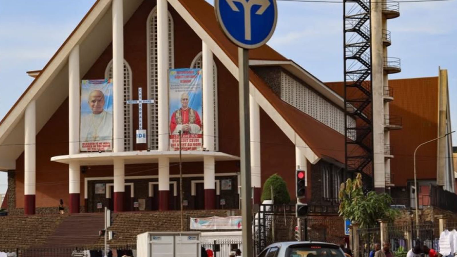 Euforia y preparativos en Camerún con carteles en las parroquias por la visita del papa León XIV.