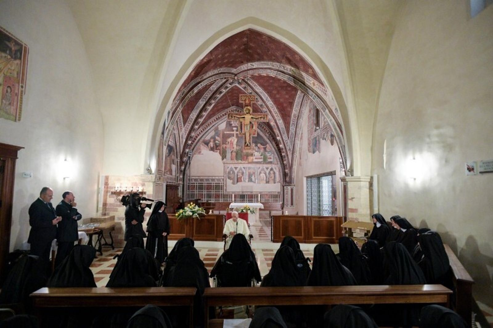 Francisco visita a las Clarisas