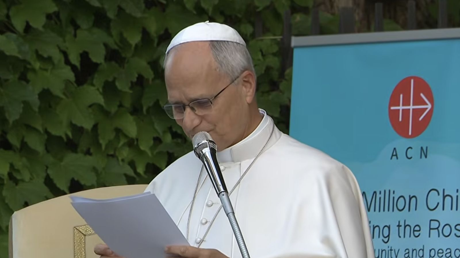 León XIV, rezando el Rosario
