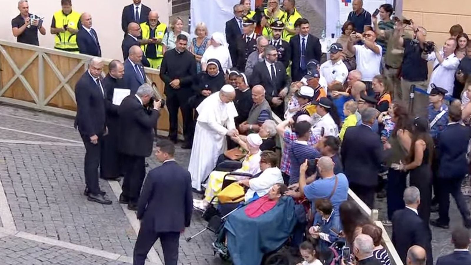 El Papa saludó a varios enfermos al término del Angelus