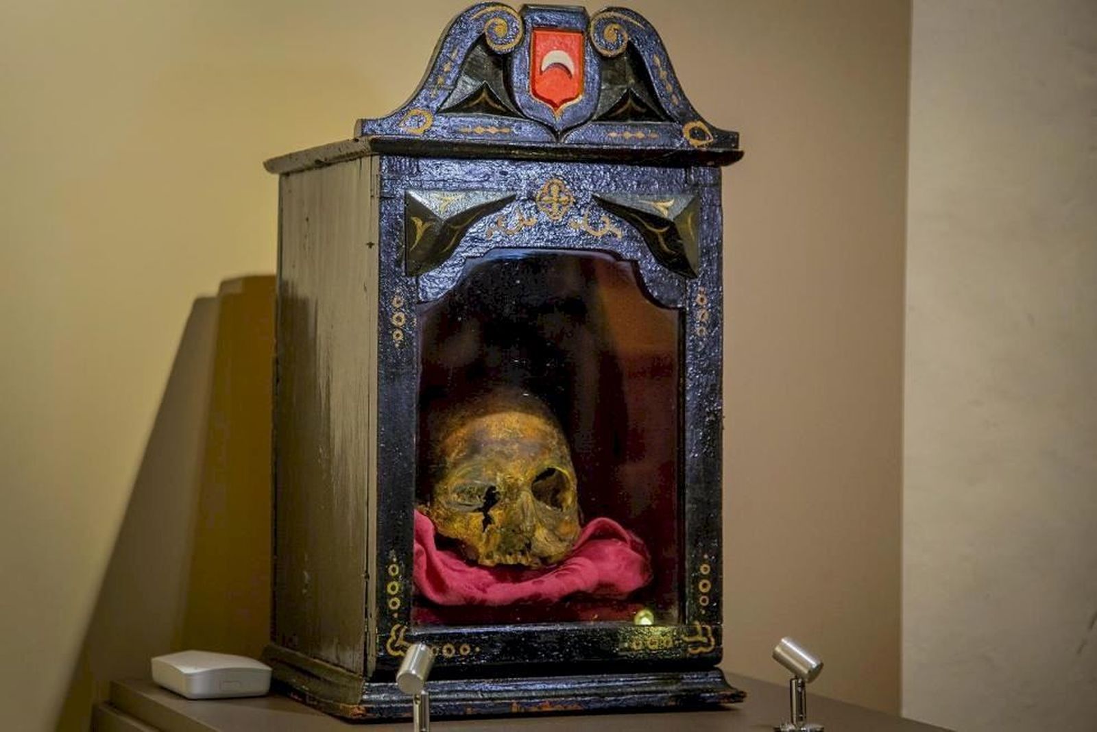 Hornacina con el cráneo del Papa Luna