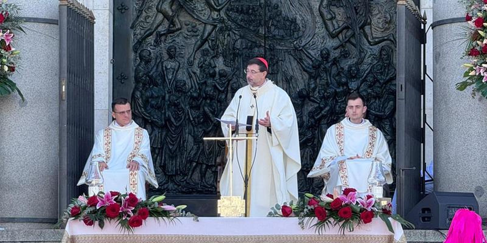 El cardenal arzobispo, durante la misa