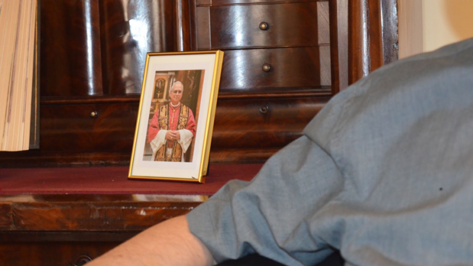 Retrato enmarcado del Papa en el despacho de Santiago Bueno, en plena preparación de la visita de León XIV a la Catedral de Barcelona.