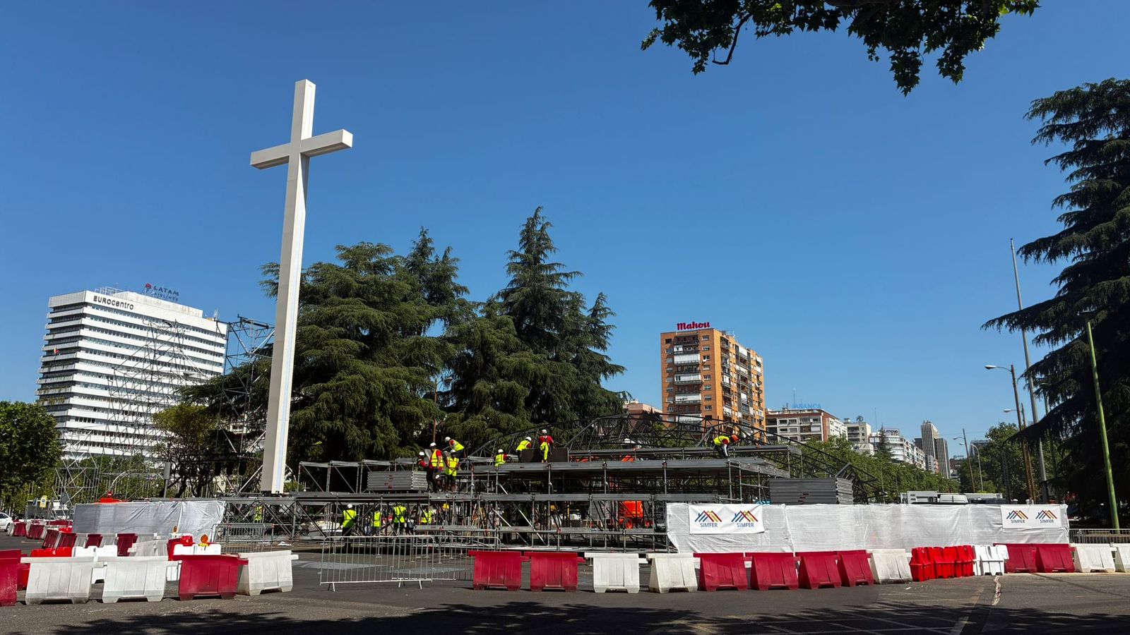 La cruz en la plaza de Lima