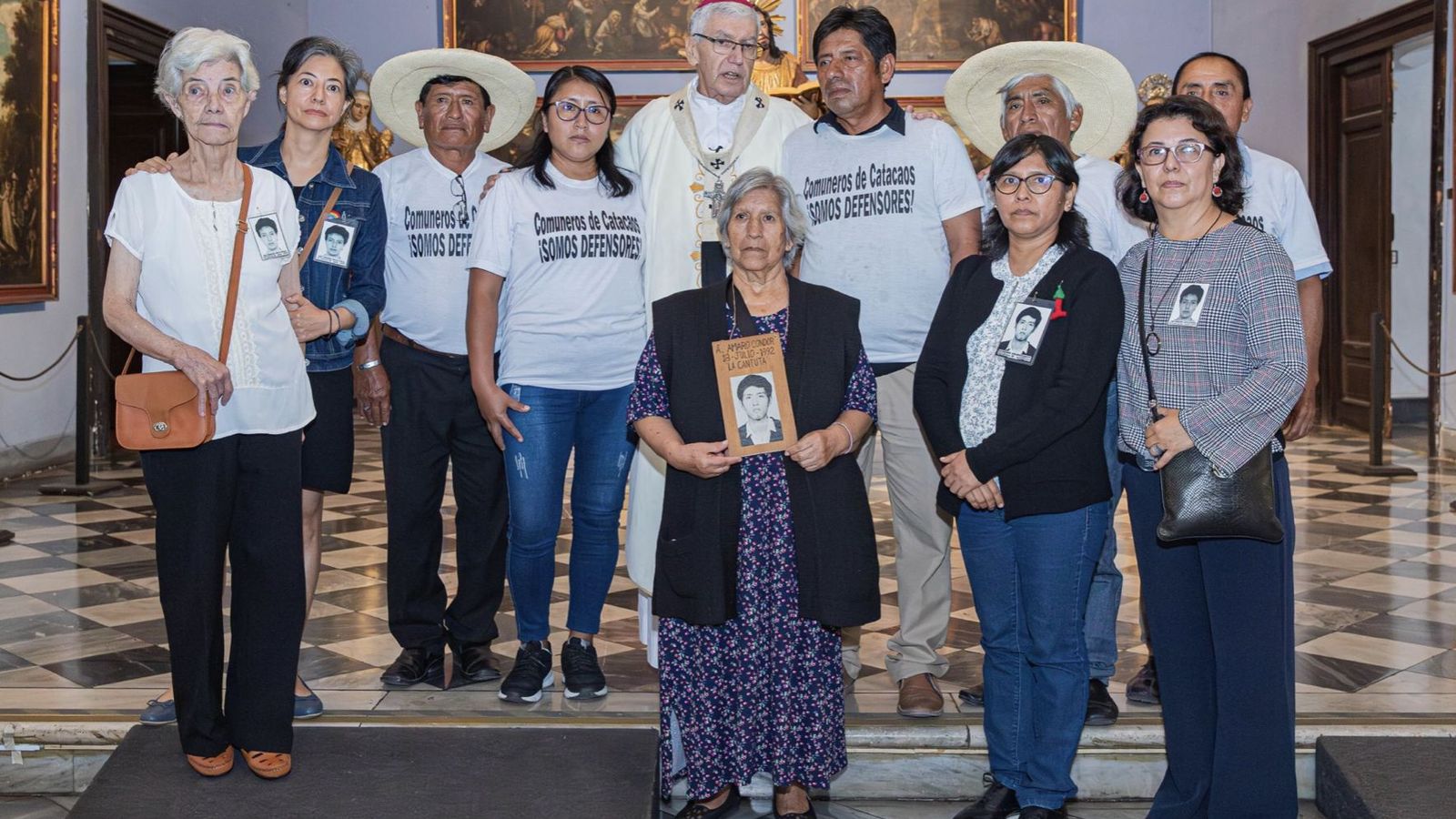 El arzobispo de Lima, Carlos castillo, con campesinos de Catacaos