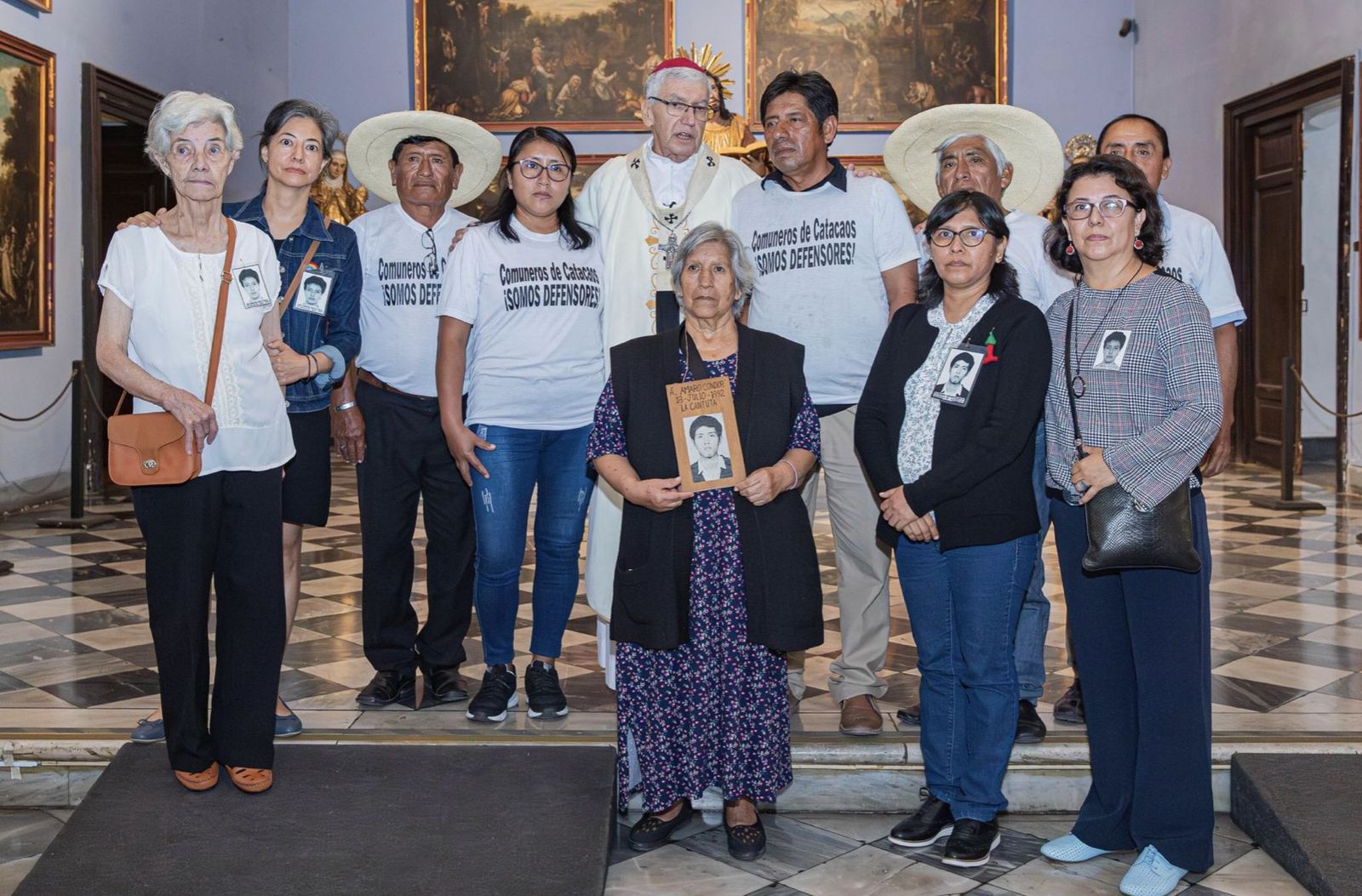 El arzobispo de Lima, Carlos castillo, con campesinos de Catacaos