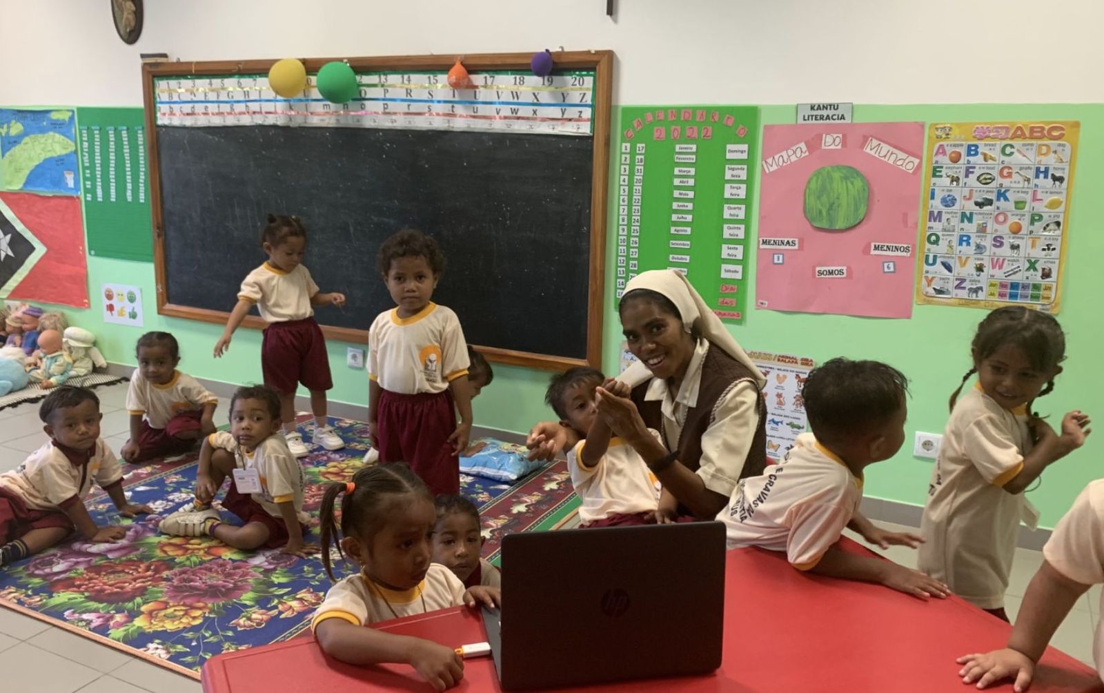 Monja de las esclavas y niños en Timor