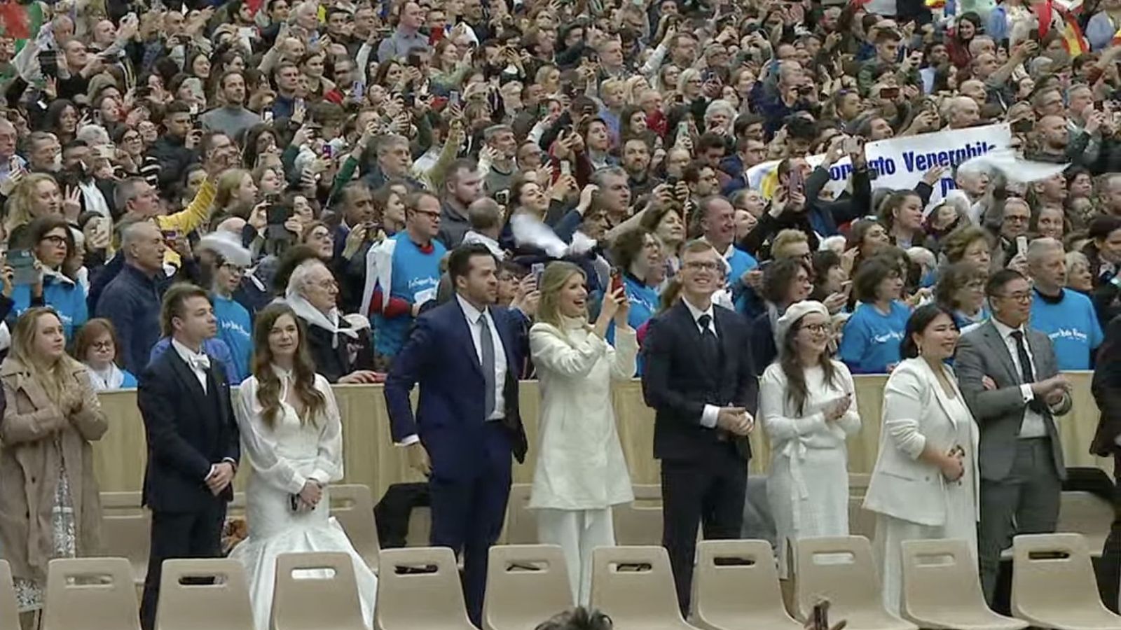 Un grupo de matrimonios espera la bendición del Papa en la audiencia general