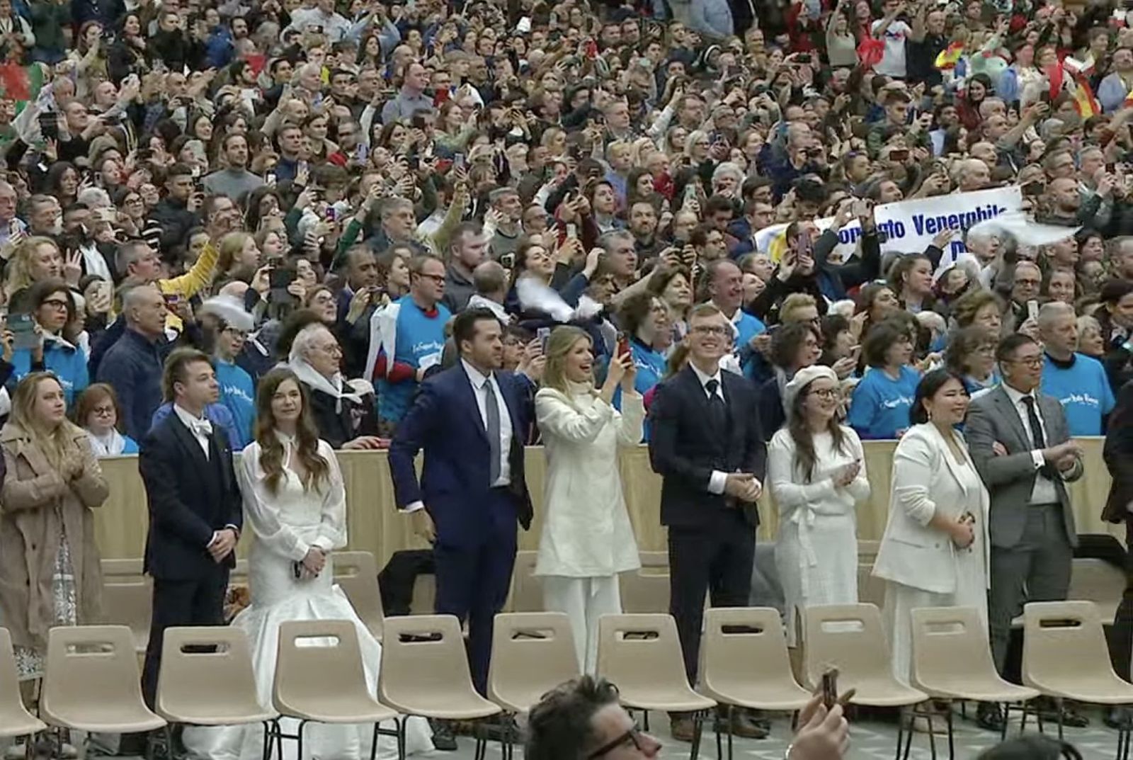 Un grupo de matrimonios espera la bendición del Papa en la audiencia general