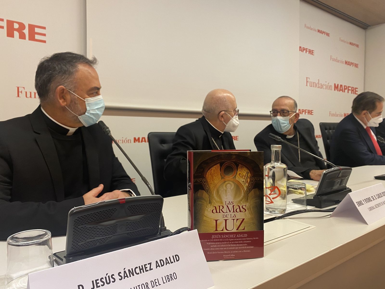 Adalid, Osoro y Omella durante la presentación de Las Armas de la luz