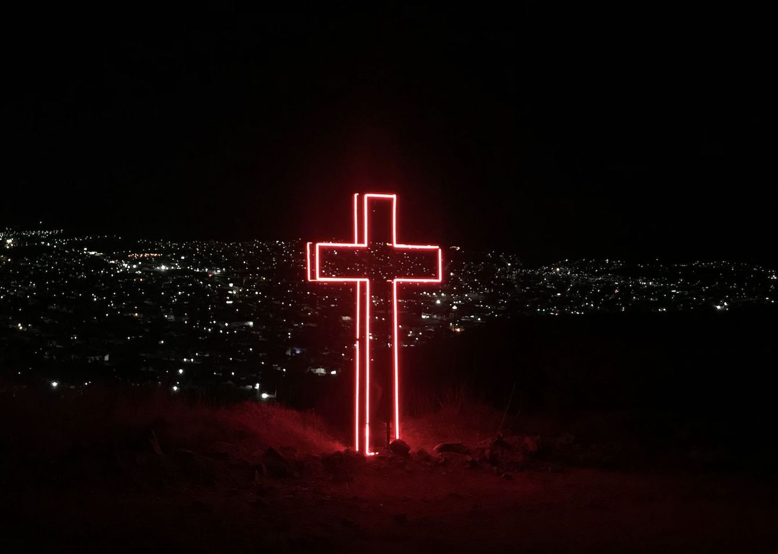 Cruz en las afueras de una ciudad