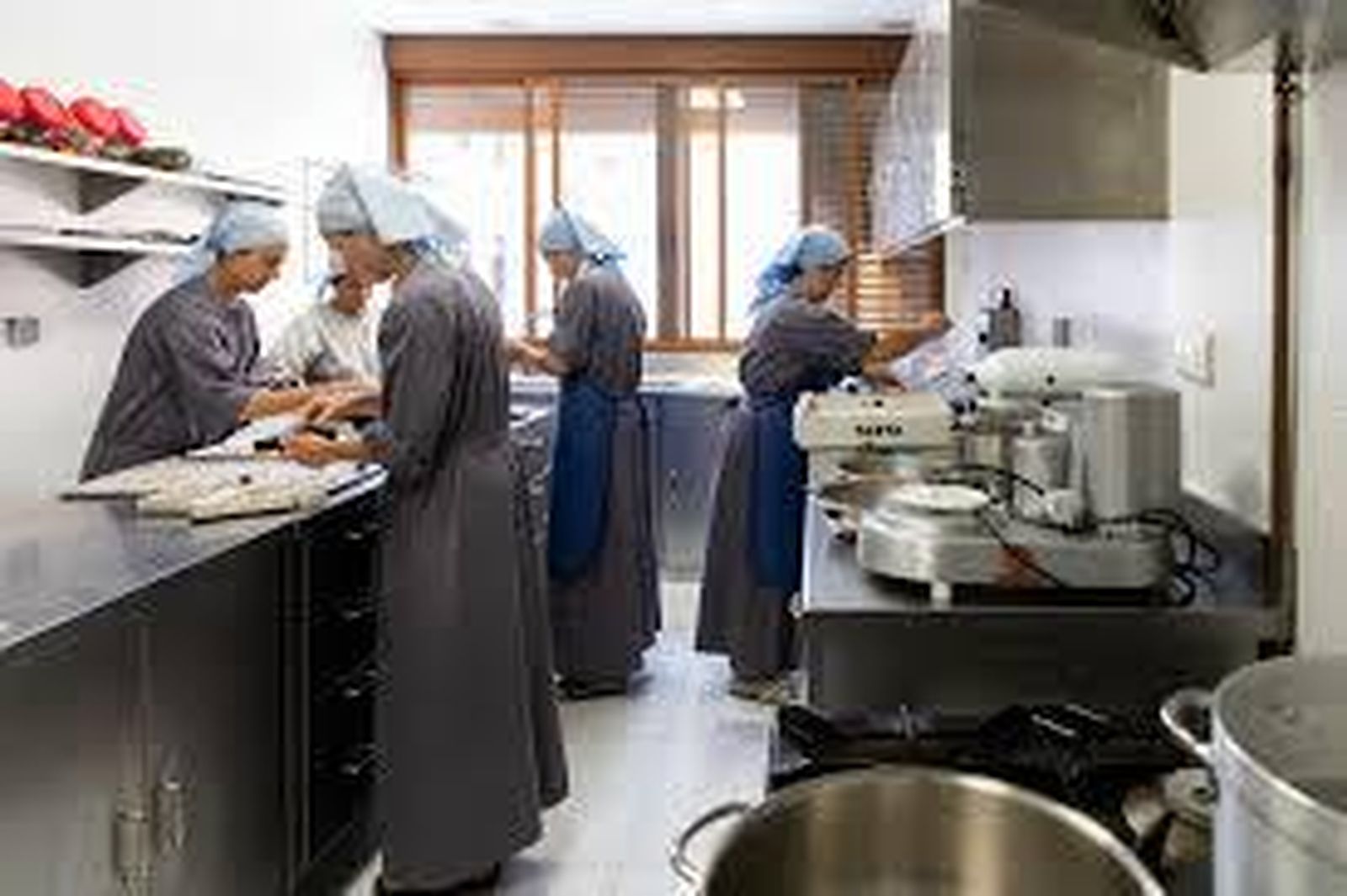 Las religiosas de Iesu Communio en el obrador.