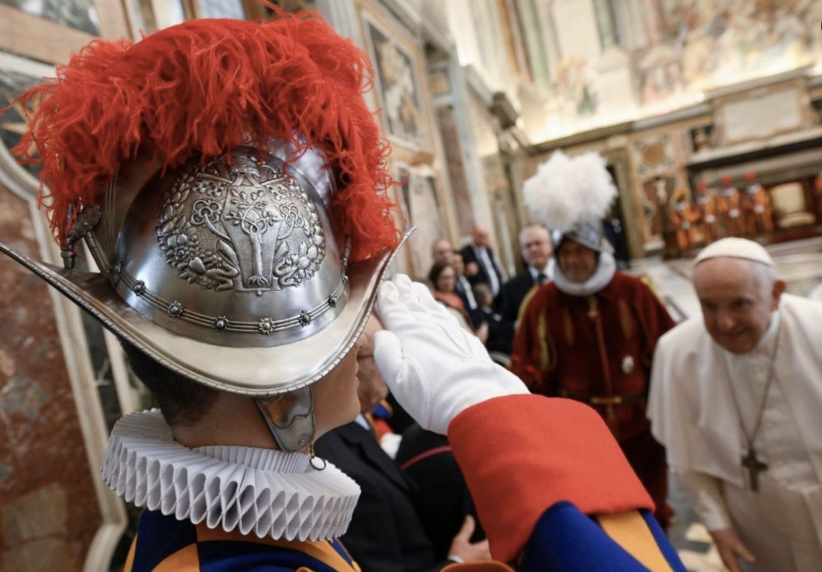 Un Guardia Suizo saluda al Papa