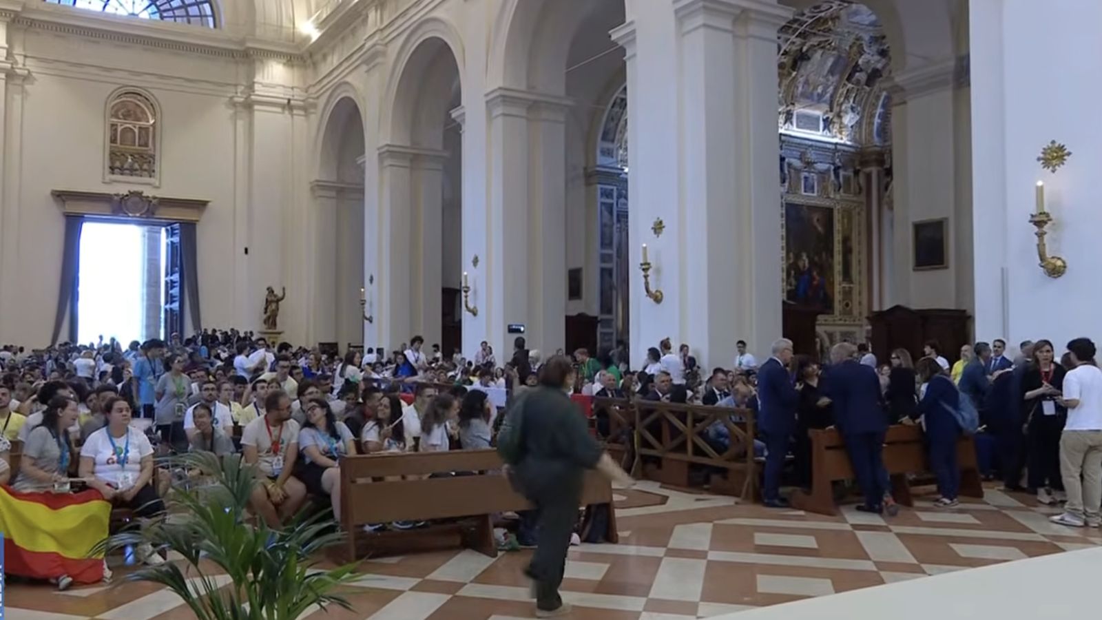 Jóvenes en la basílica de Asís para la misa con León XIV