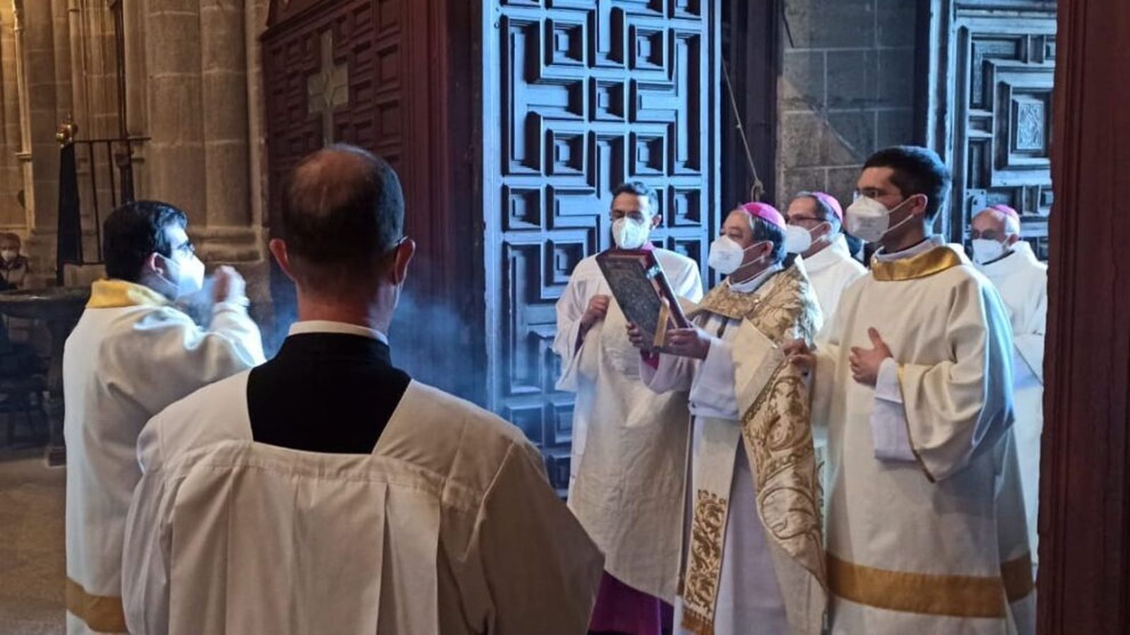 El nuncio abre la Puerta Santa