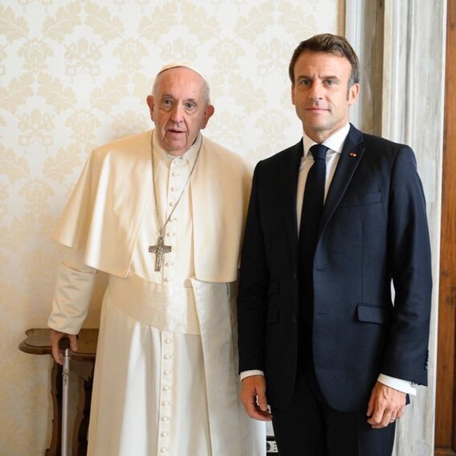 El Papa, con Macron