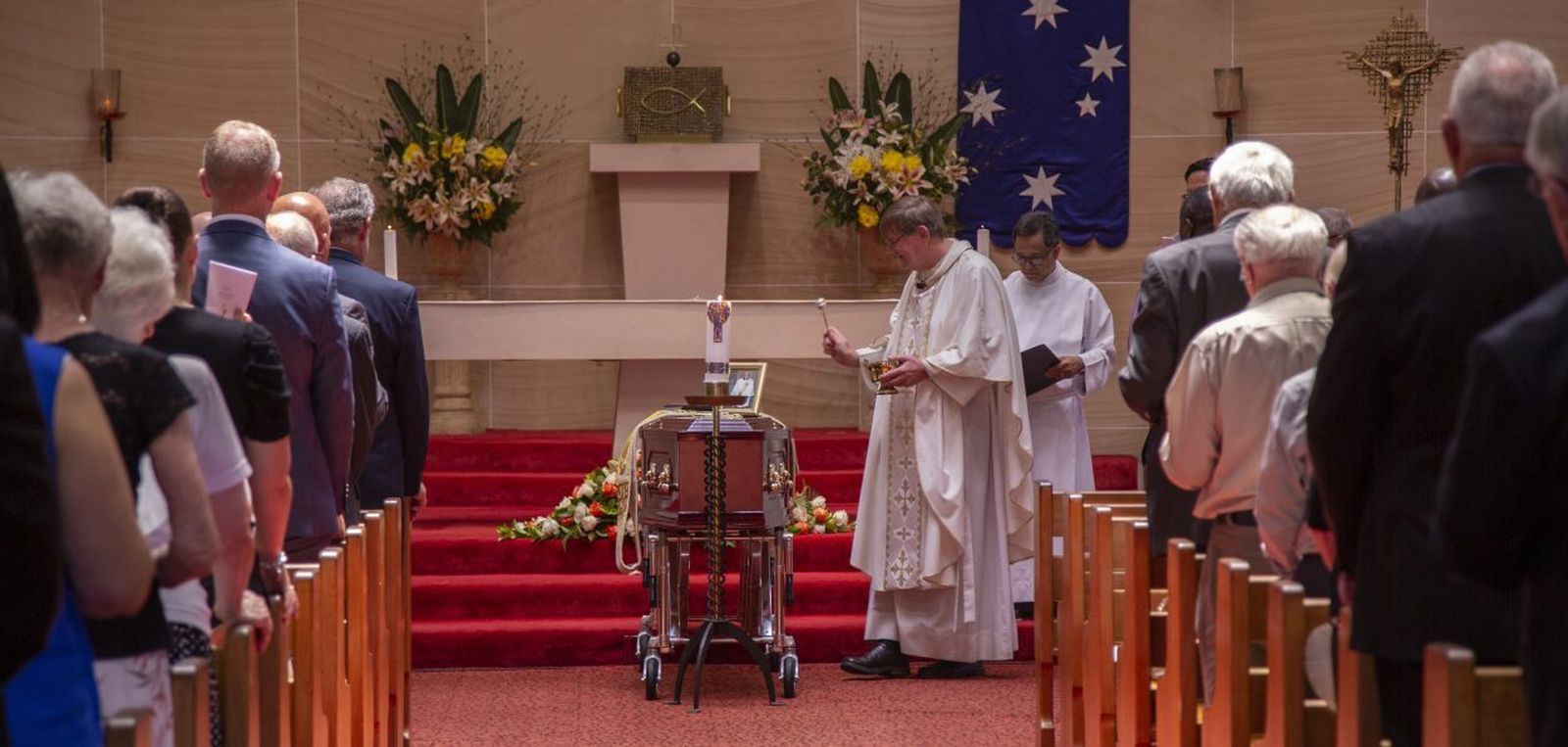 El padre Wim Hoekstra bendice el féretro del diácono James Phelan