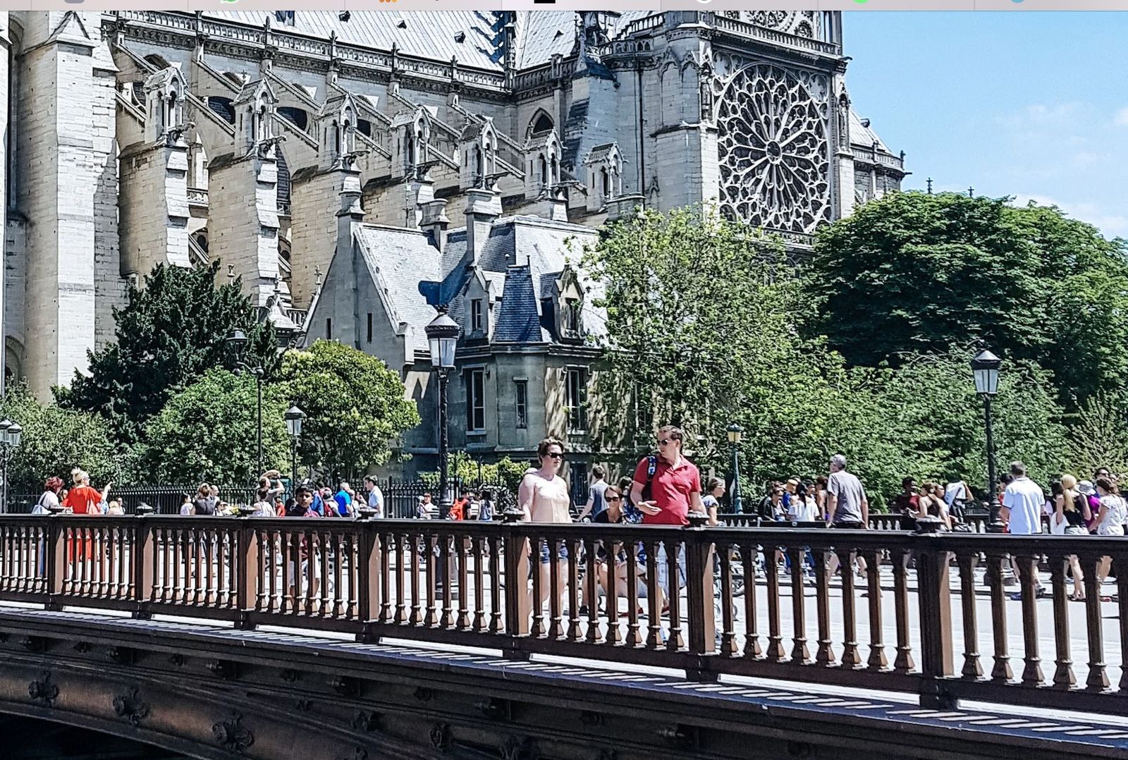 Paseantes frente a la basílica de Notre Dame