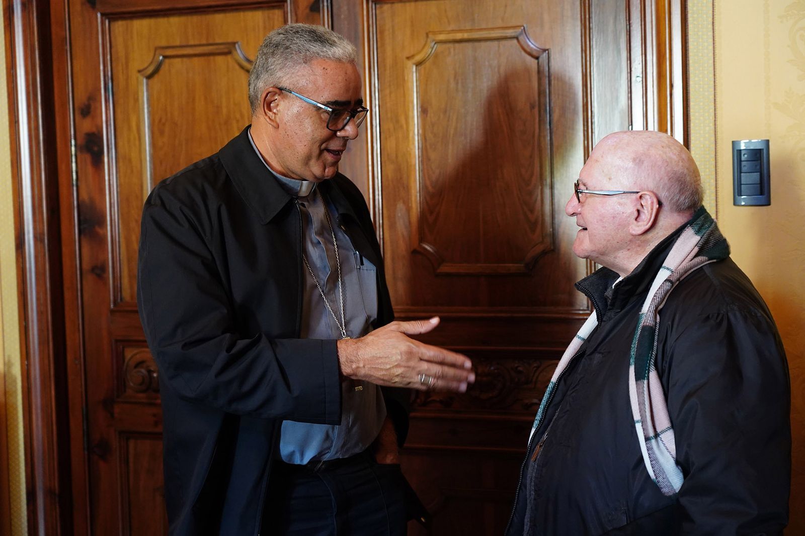 Monseñor Bravo en el Palacio Arzobispal junto al misionero valenciano en Venezuela Vicente Amargós.