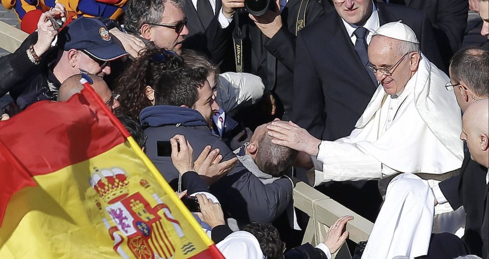 Francisco, con fieles españoles