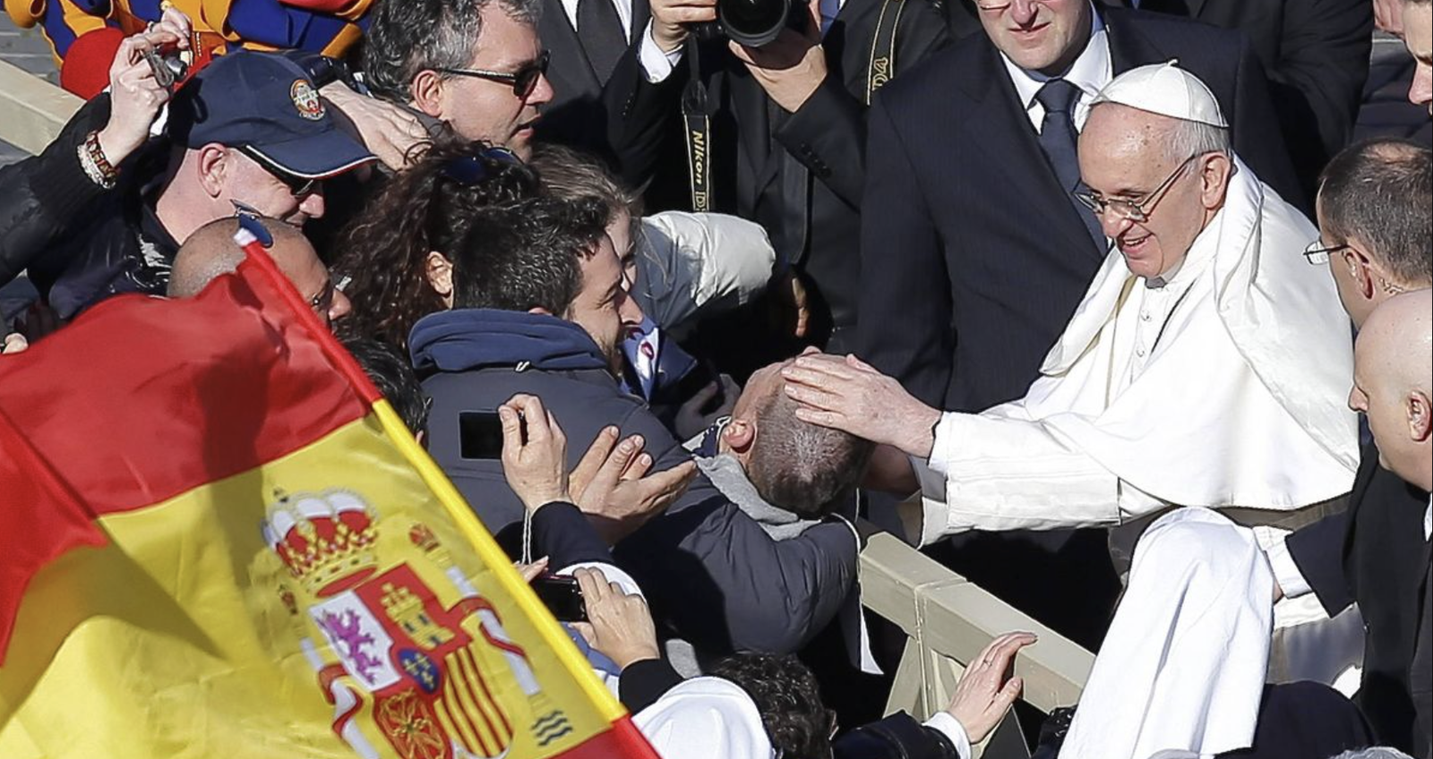 Francisco, con fieles españoles