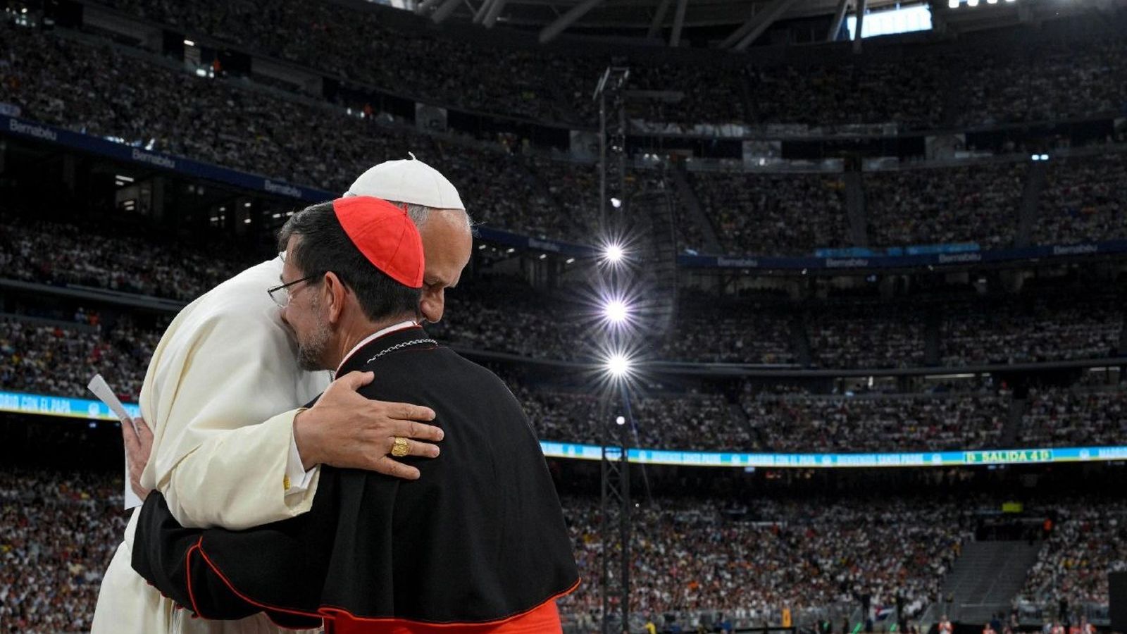 El Papa abraza al cardenal Cobo