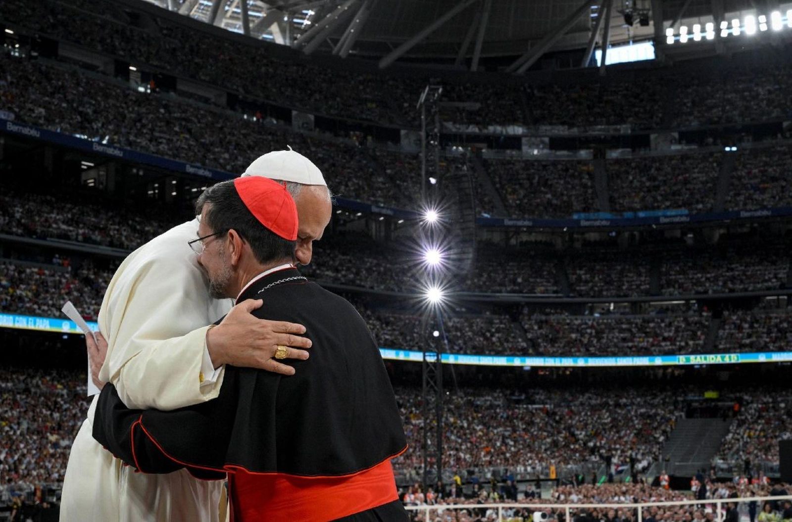 El Papa abraza al cardenal Cobo