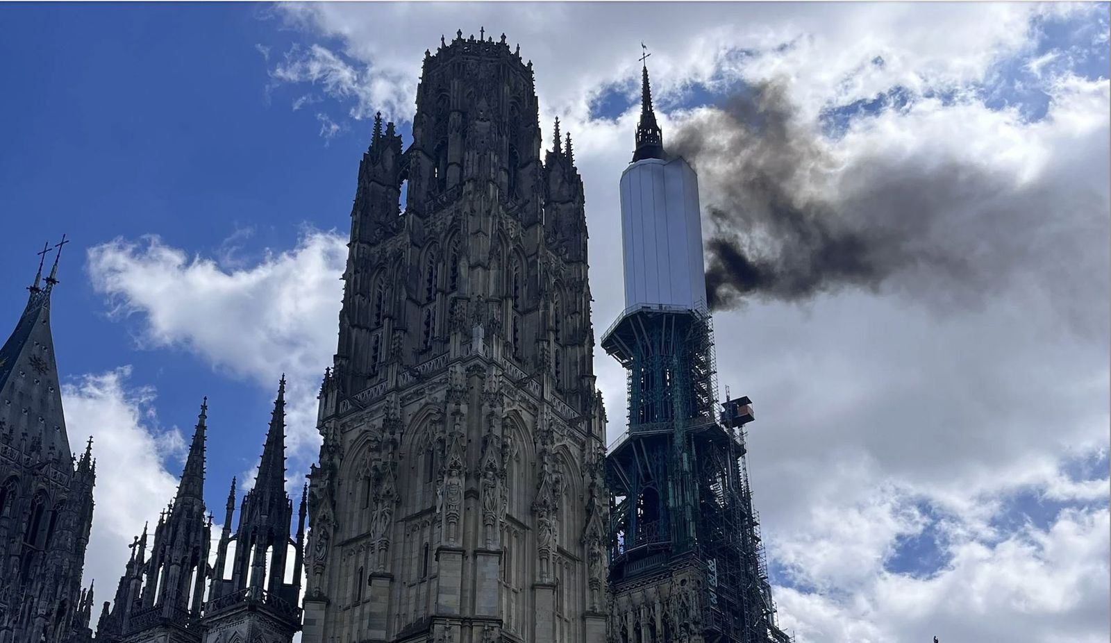 Incendio en la aguja de la catedral de Ruán