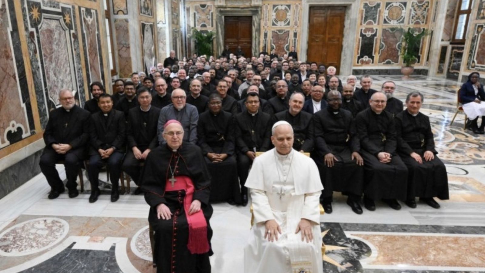 El Papa posa con los oblatos