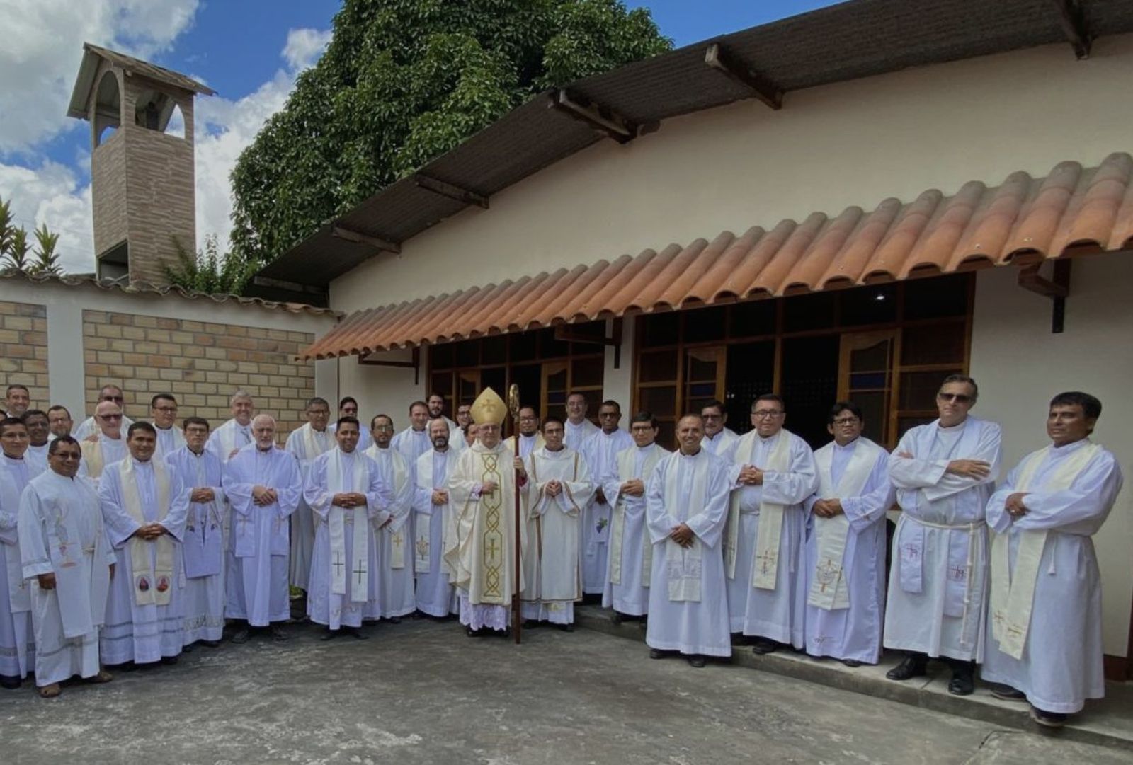 El obispo de Moyobamba, encargada a la archidiócesis de Toledo, con parte de su clero