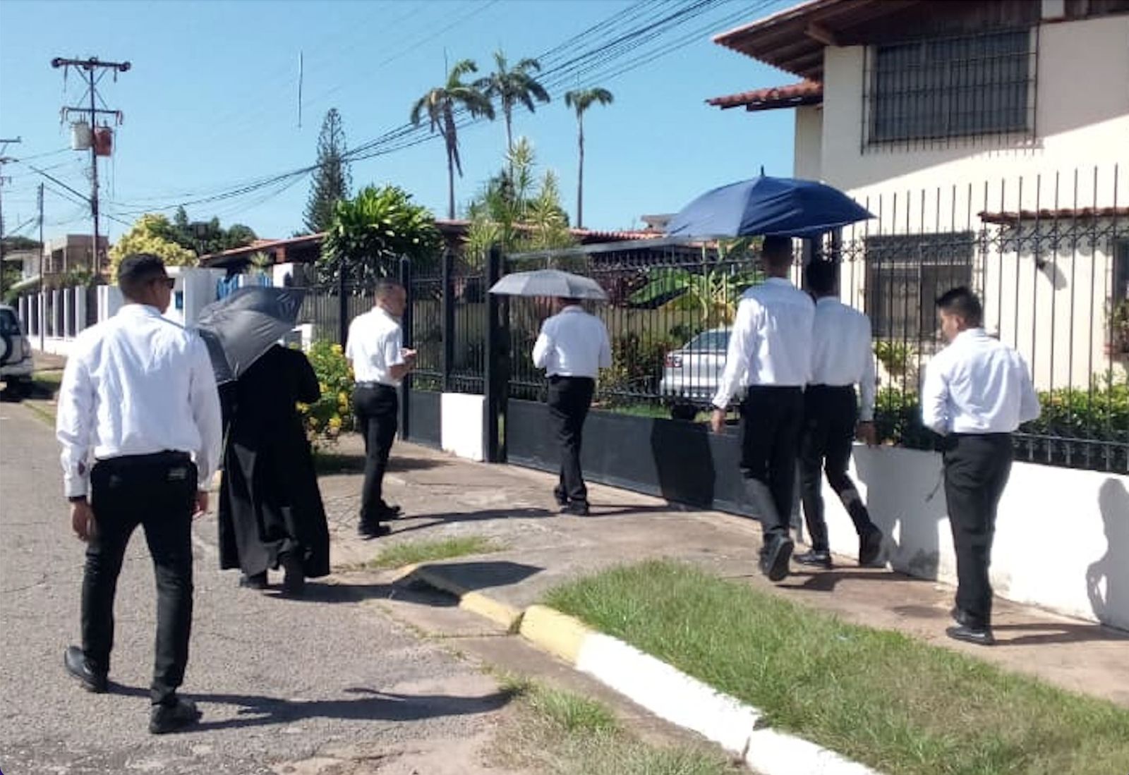 Seminaristas del Seminario Mayor Jesús Buen Pastor de la Arquidiócesis de Ciudad Bolívar yendo casa por casa evangelizando