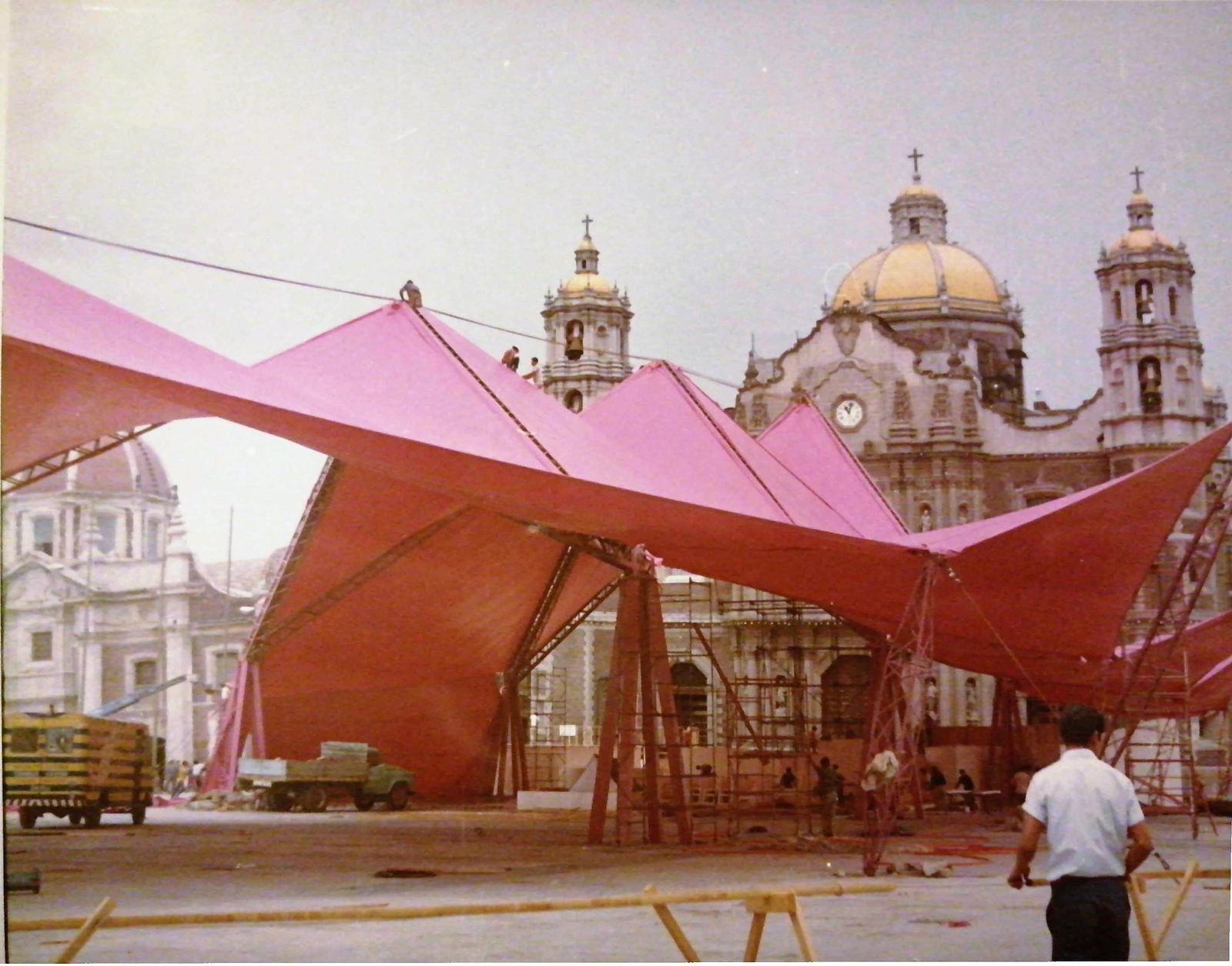 Basílica efímera. Embrión del moderno recinto.