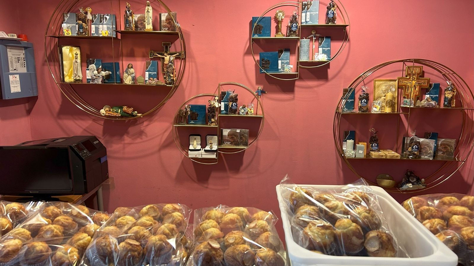 Dulces y chocolates a la venta en el restaurante en Arriondas de las exclarisas de Belorado