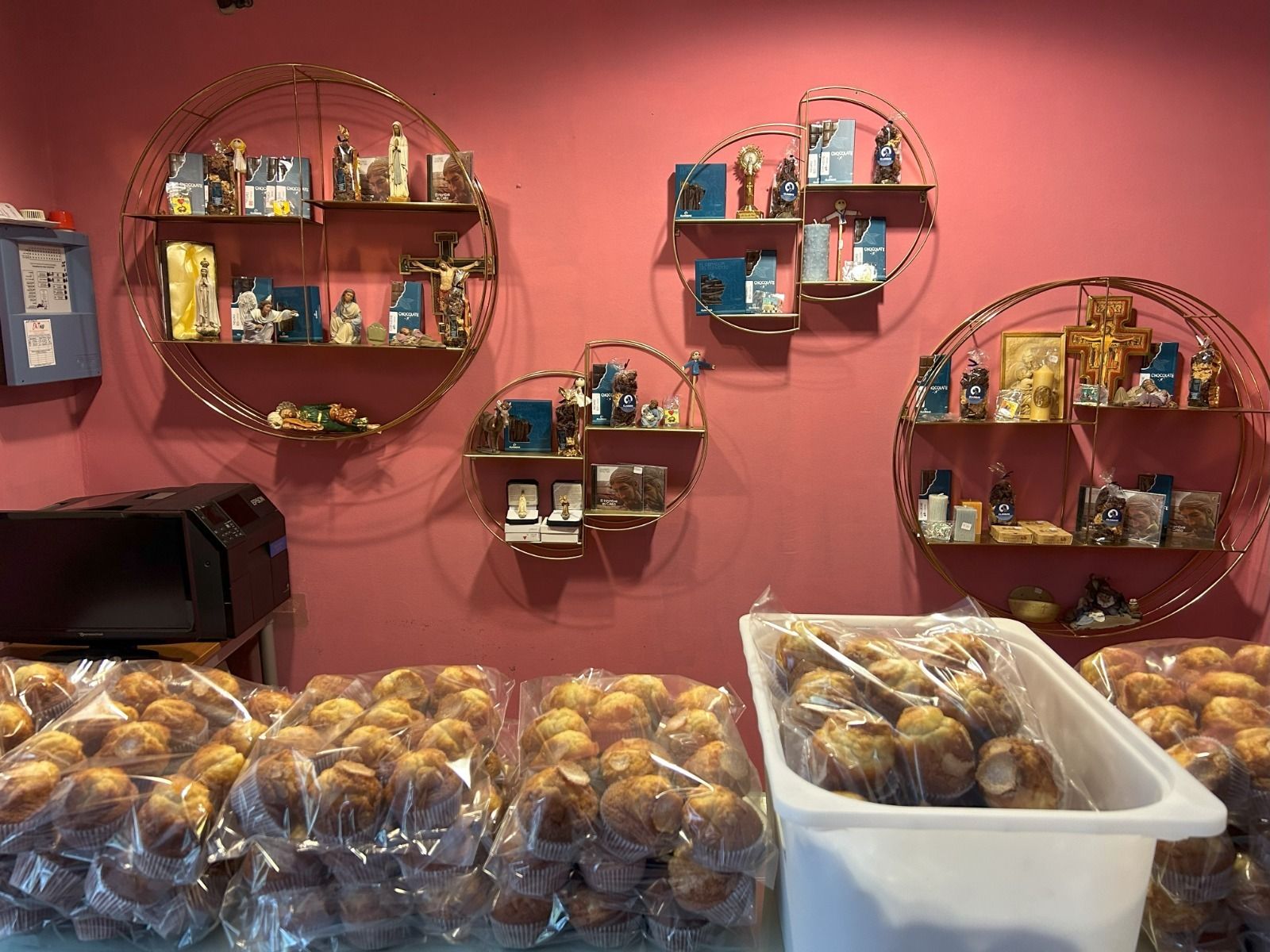 Dulces y chocolates a la venta en el restaurante en Arriondas de las exclarisas de Belorado