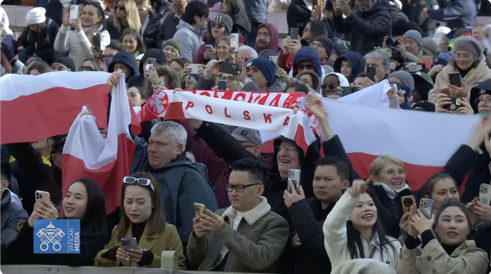 Fieles en la plaza de San Pedro1