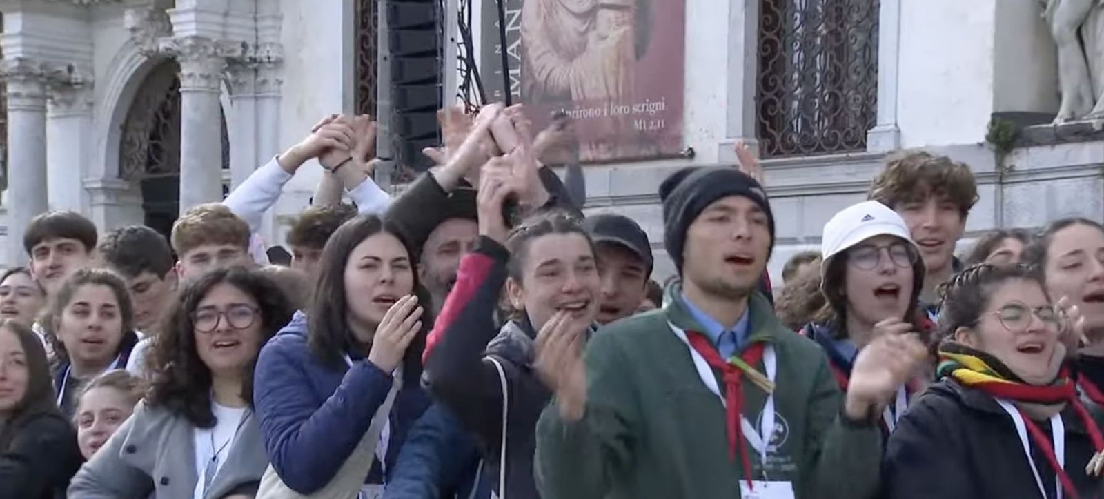Jóvenes aplauden al Papa