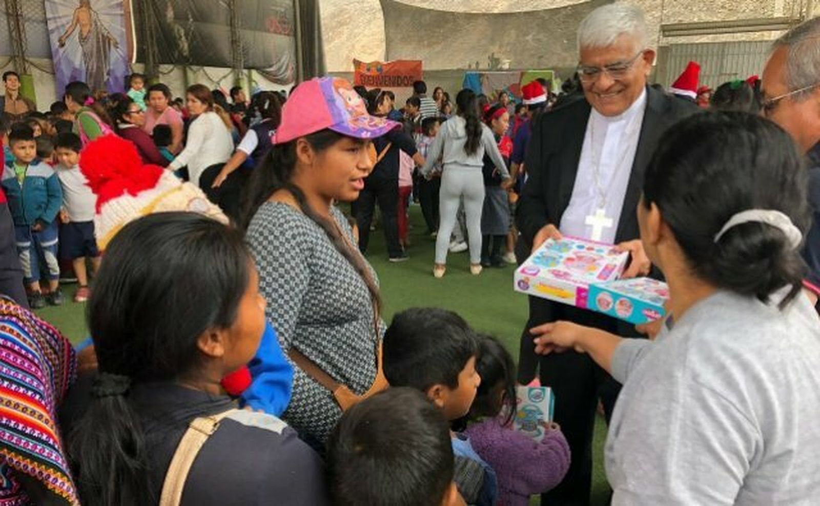 Monseñor Cabrejos, con niños necesitados de Lima