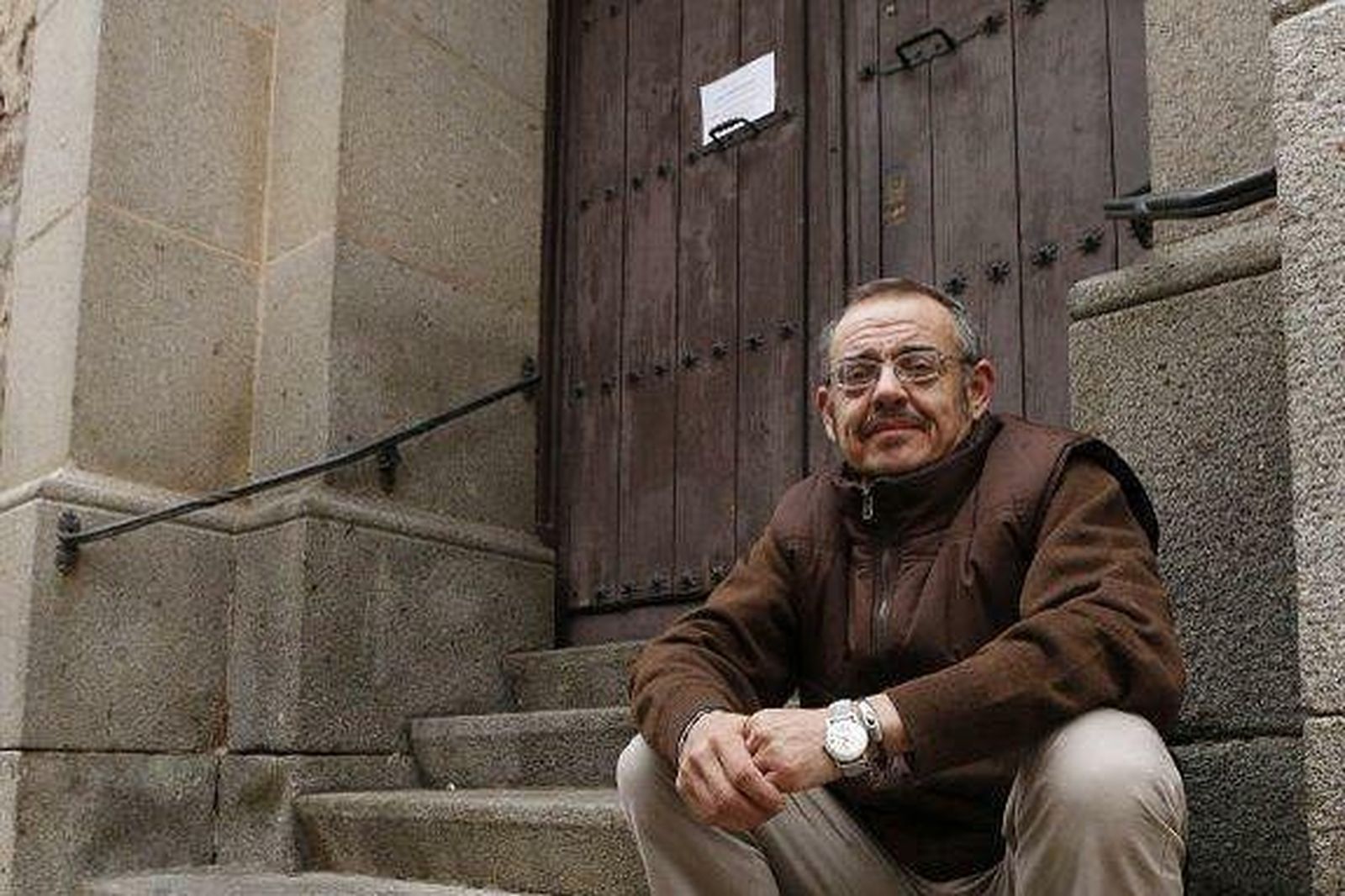 Diego Neria, a la puerta de una iglesia en Plasencia
