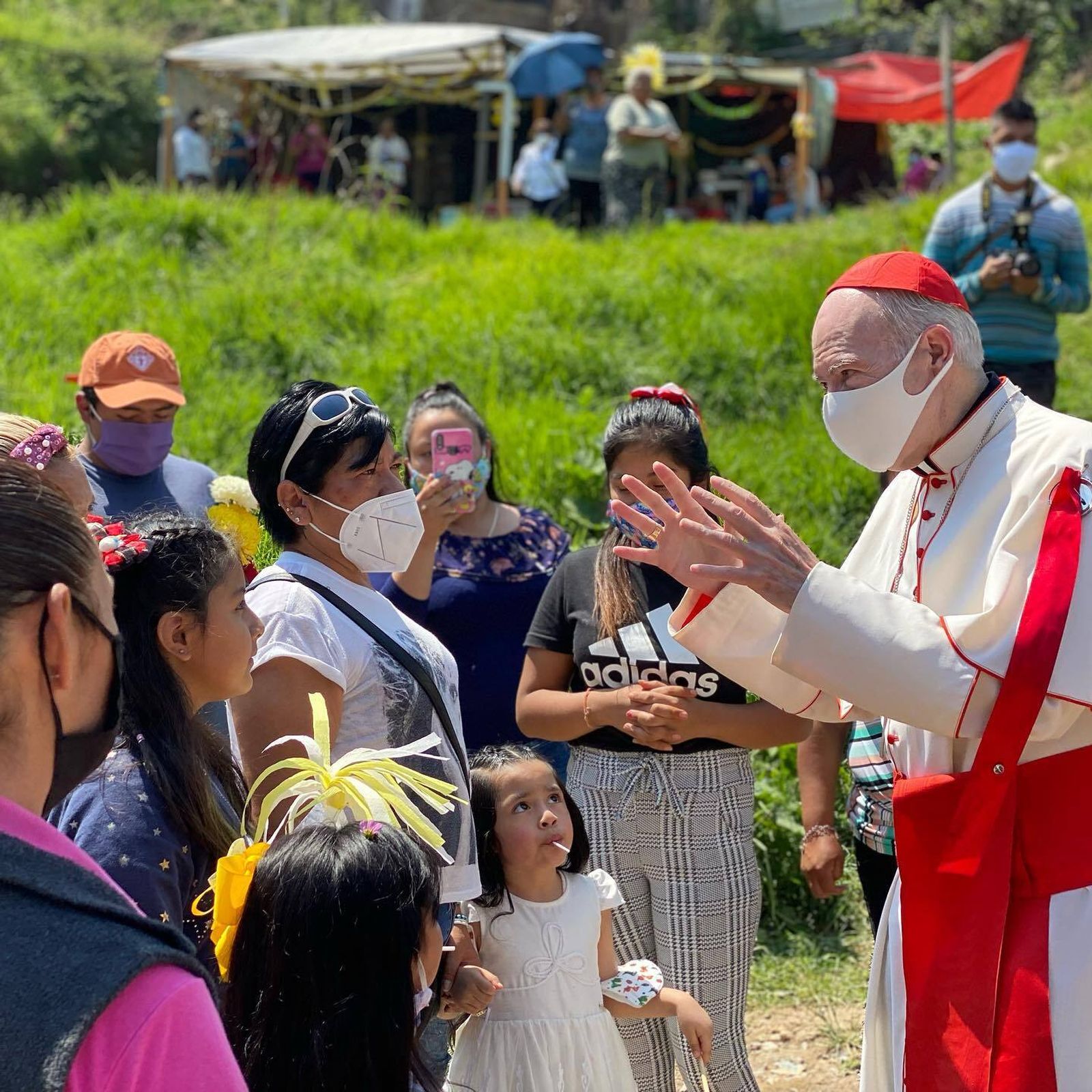 La Iglesia tiene por misión servir a la sociedad: para ello requiere actitud de escucha y comprensión ante quien piensa lo contrario.
