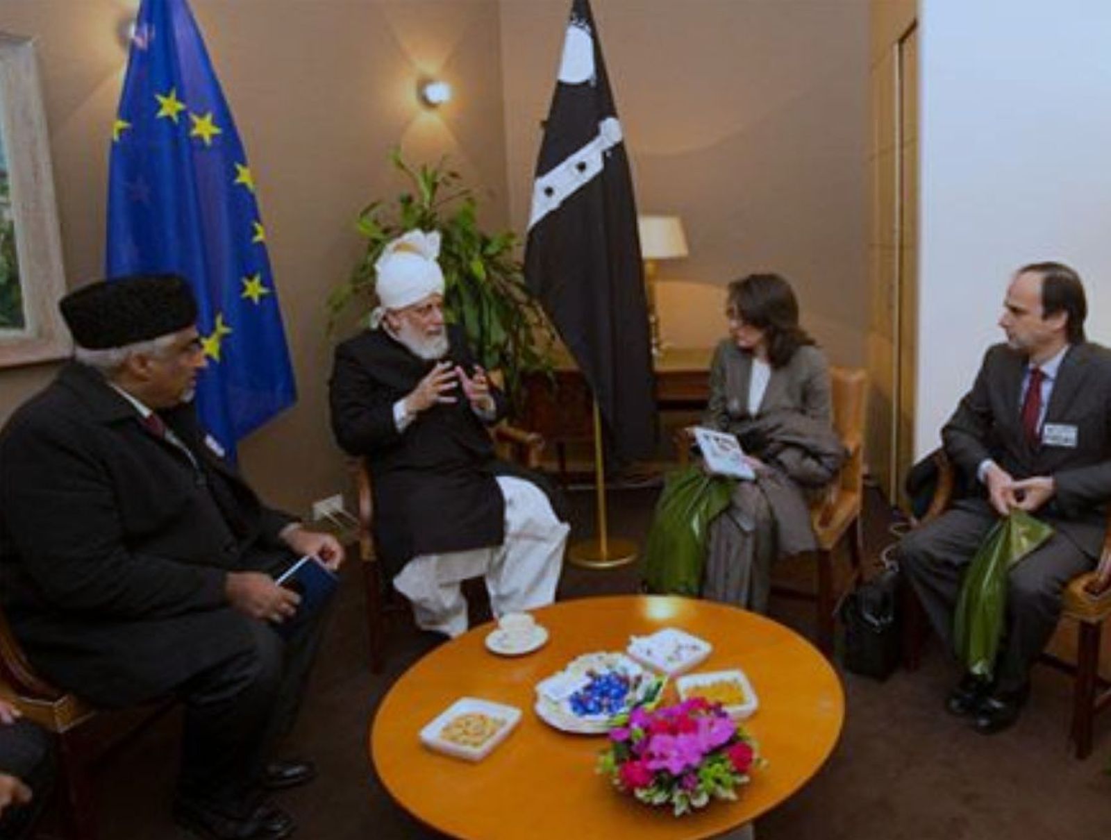 El V Califa en una reunión ante la Unión Europea