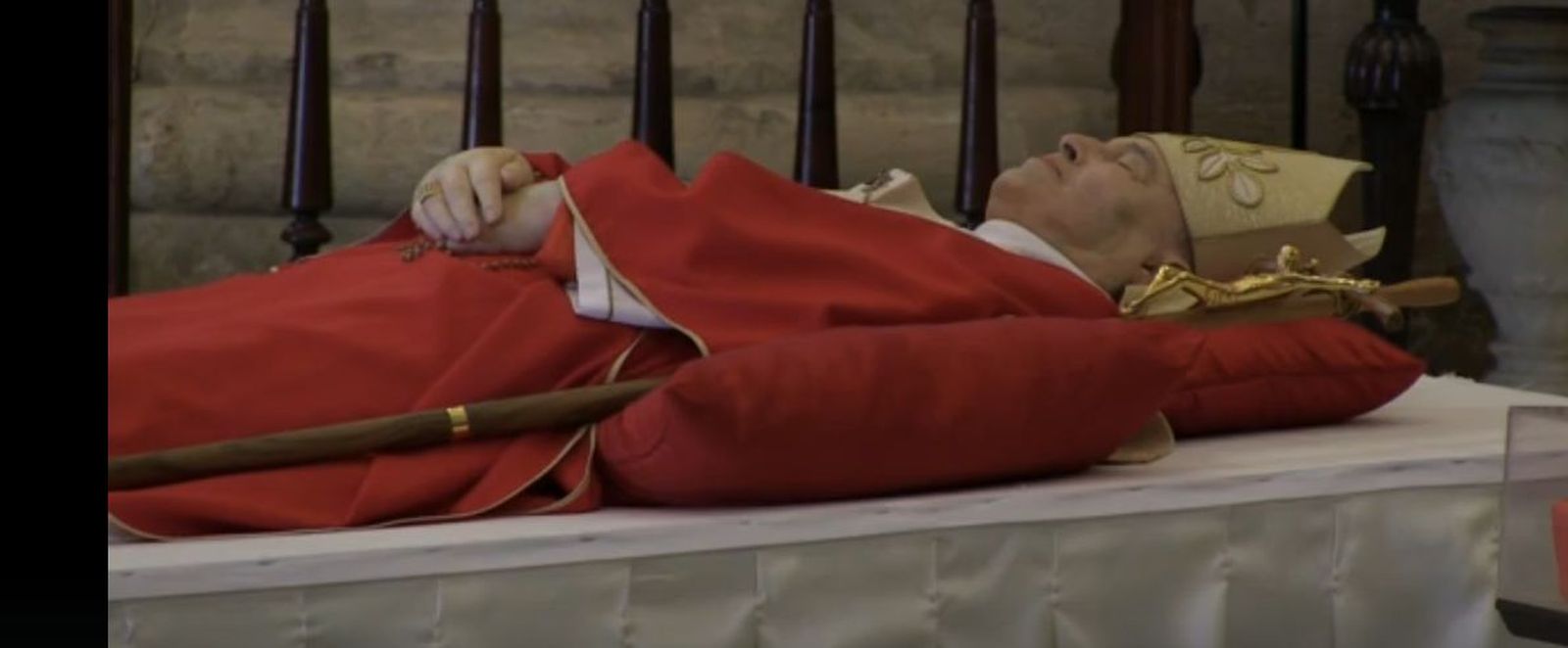 El cardenal Ortega en el féretro instalado en la Catedral de la Habana