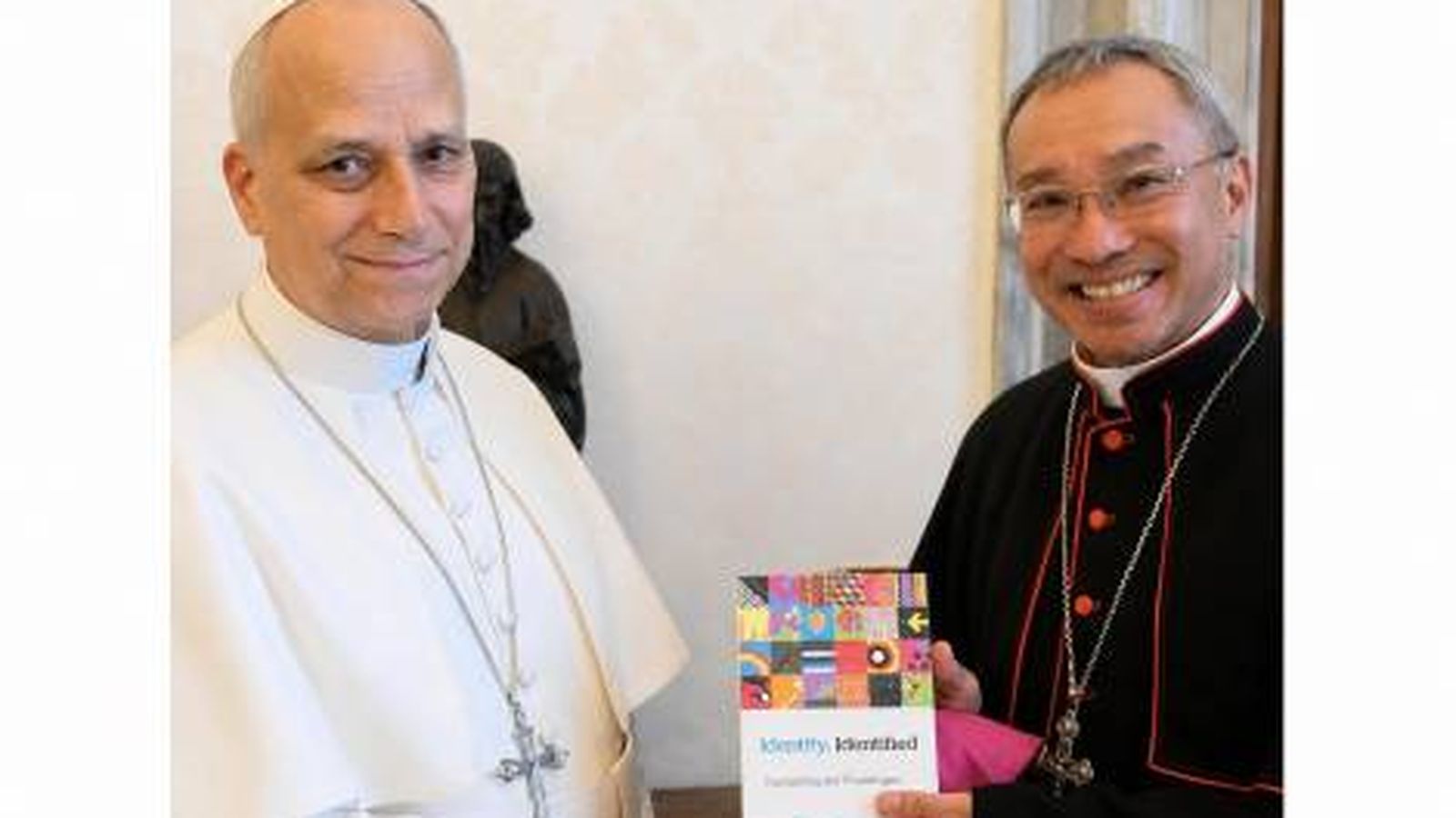 El arzobispo Simon Poh muestra al Papa un ejemplar