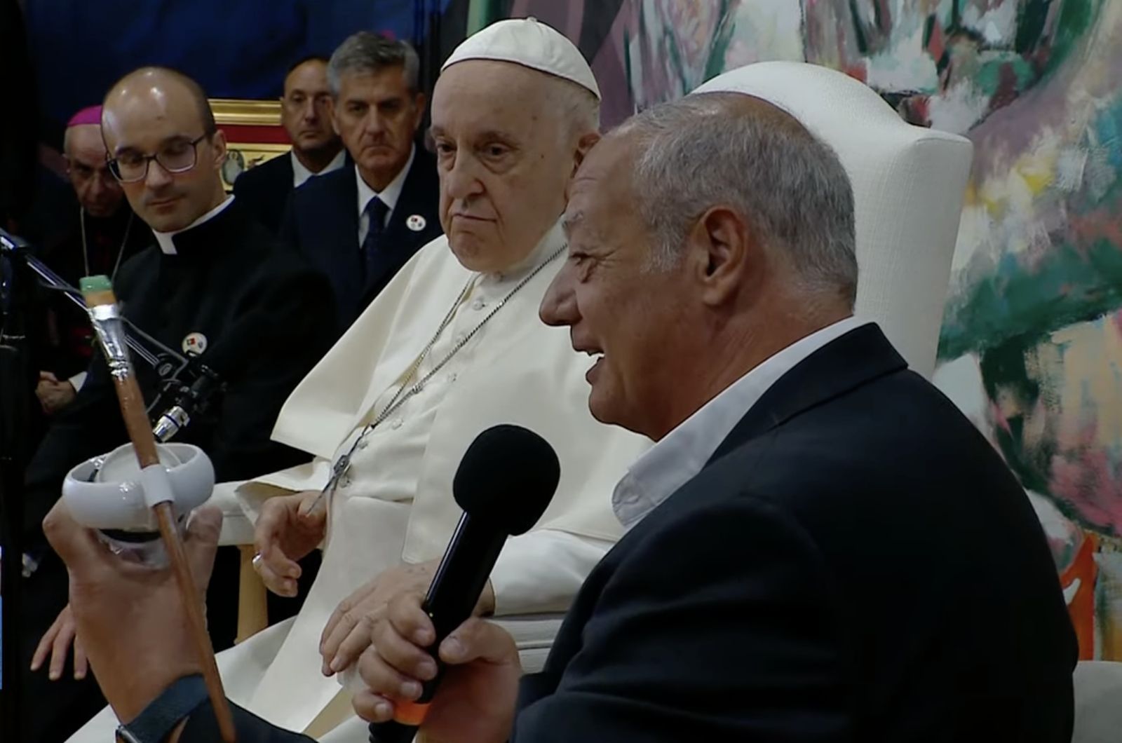 José María del Corral, presidente de Scholas, entrega al Papa el pincel
