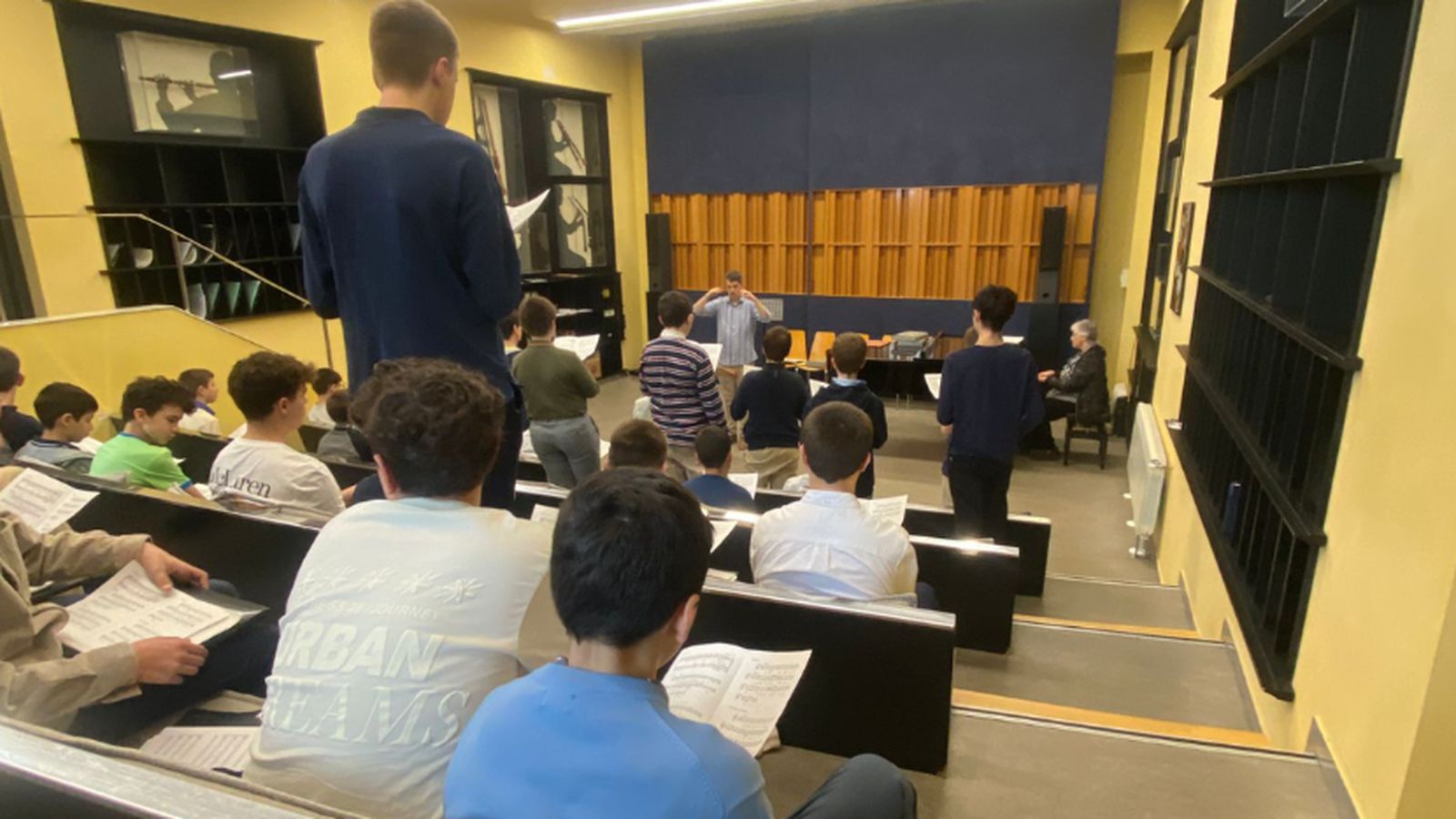 La Escolanía de Montserrat, minutos antes de salir a la basílica.