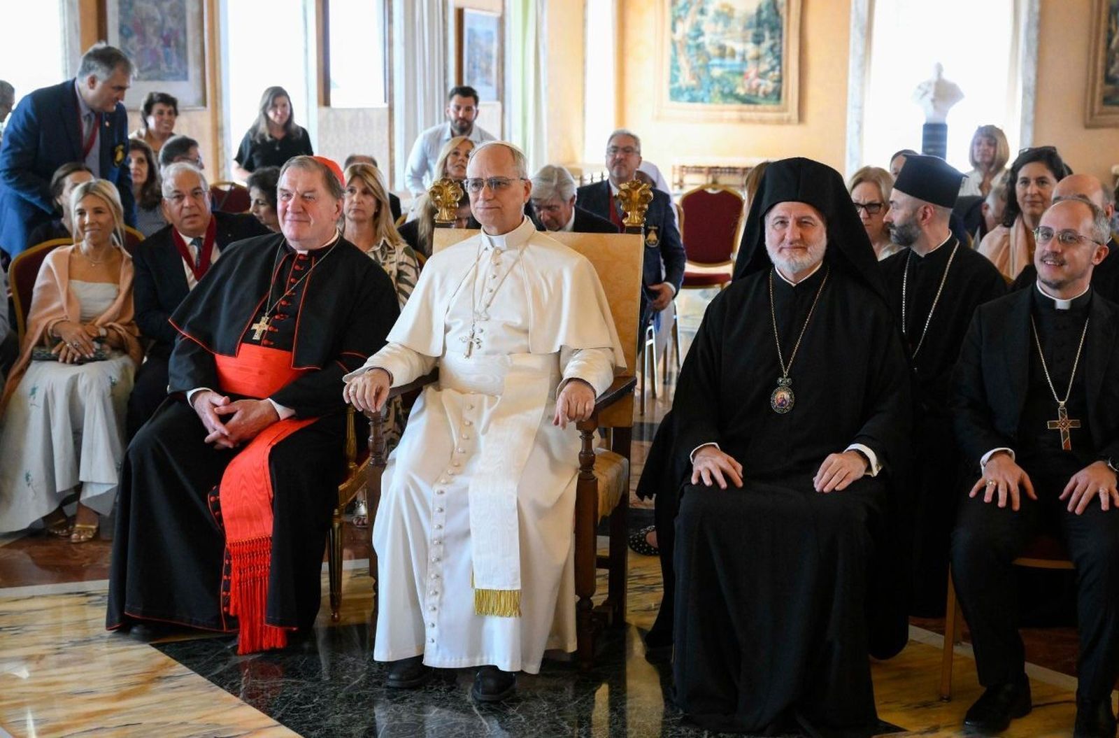 El Papa, flanqueado por el cardenal Tobin y el metropolitano Elpidophoros