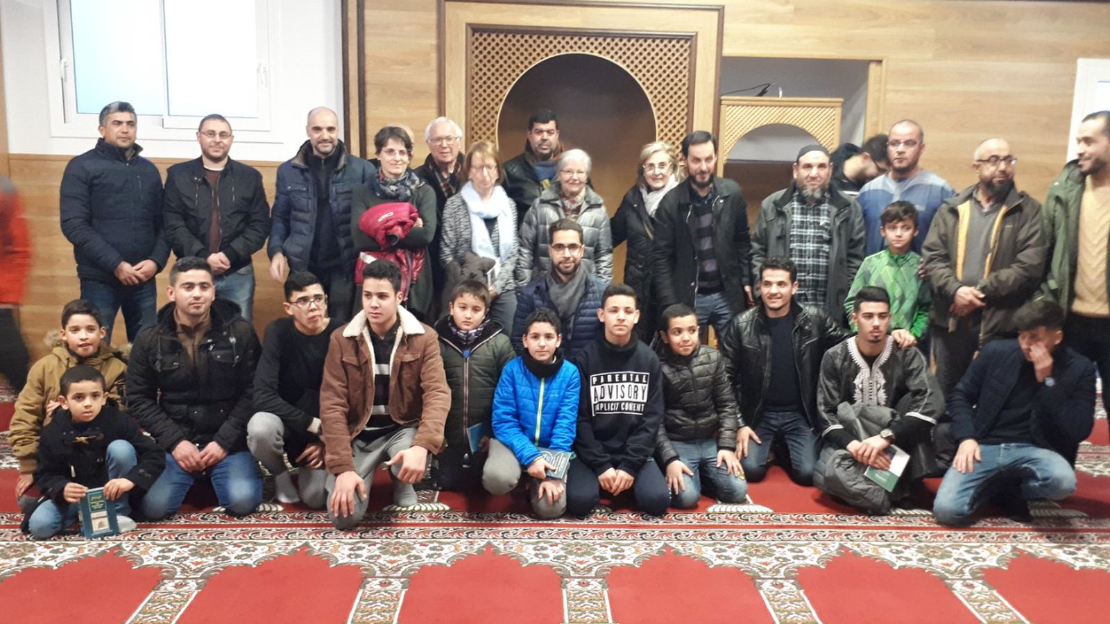 Miembros de la comunidad musulmana de Manlleu, entre niños y ancianos, reunidos en la mezquita.