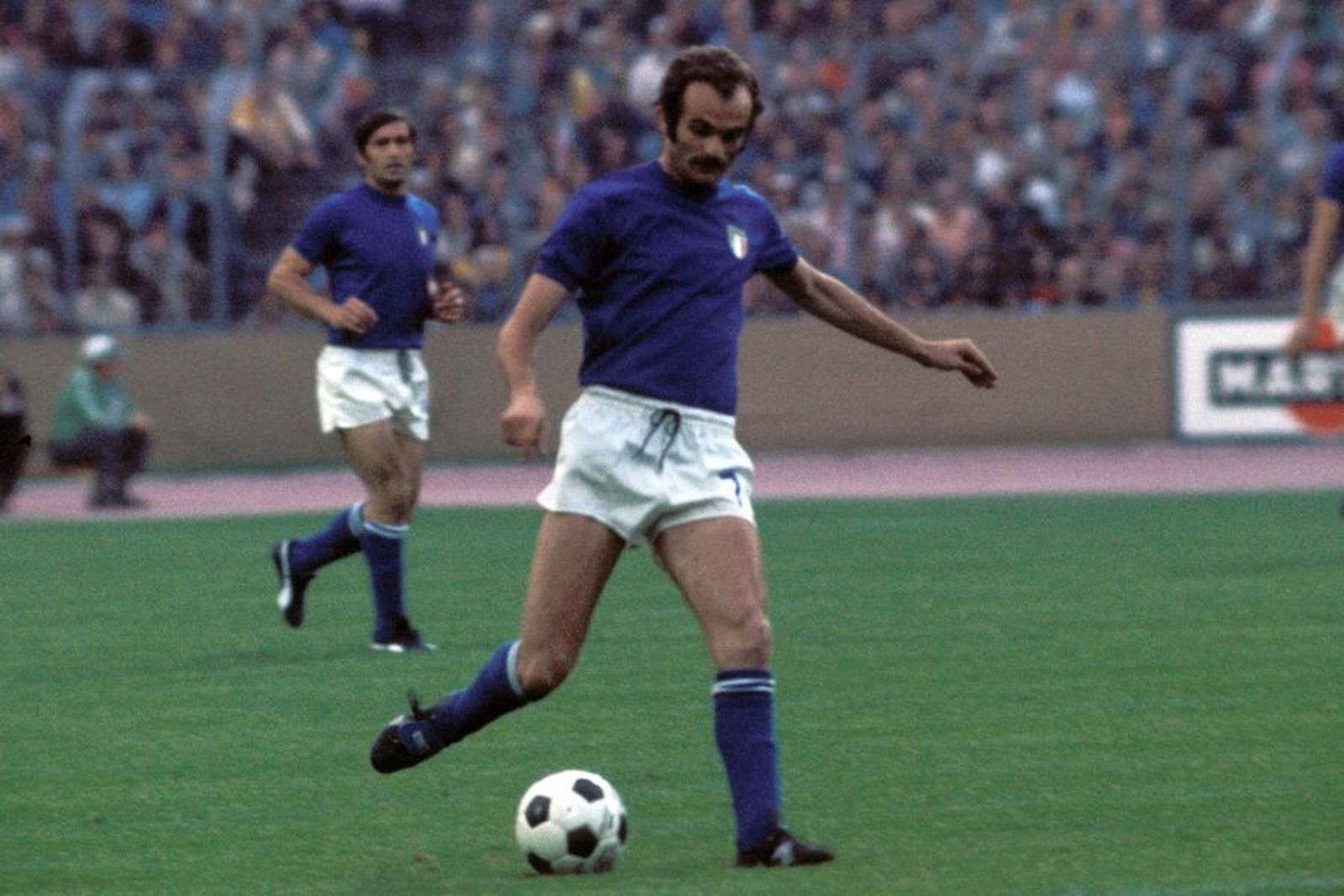 sandro-mazzola-italien-am-ball-468075-900x600