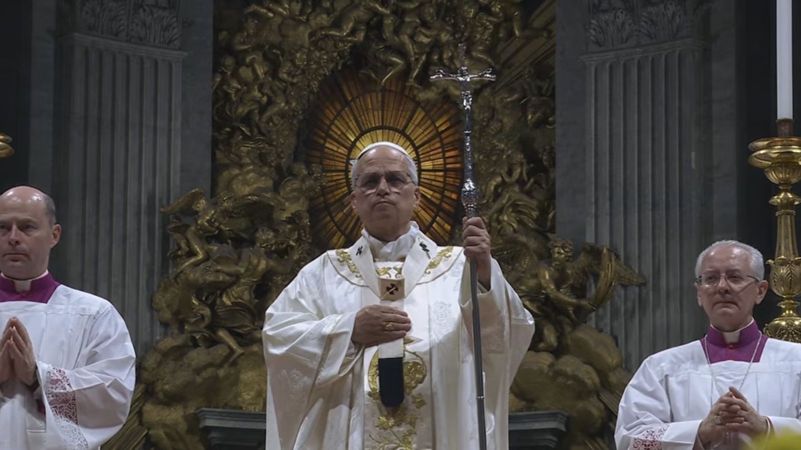 El Papa escucha el Evangelio